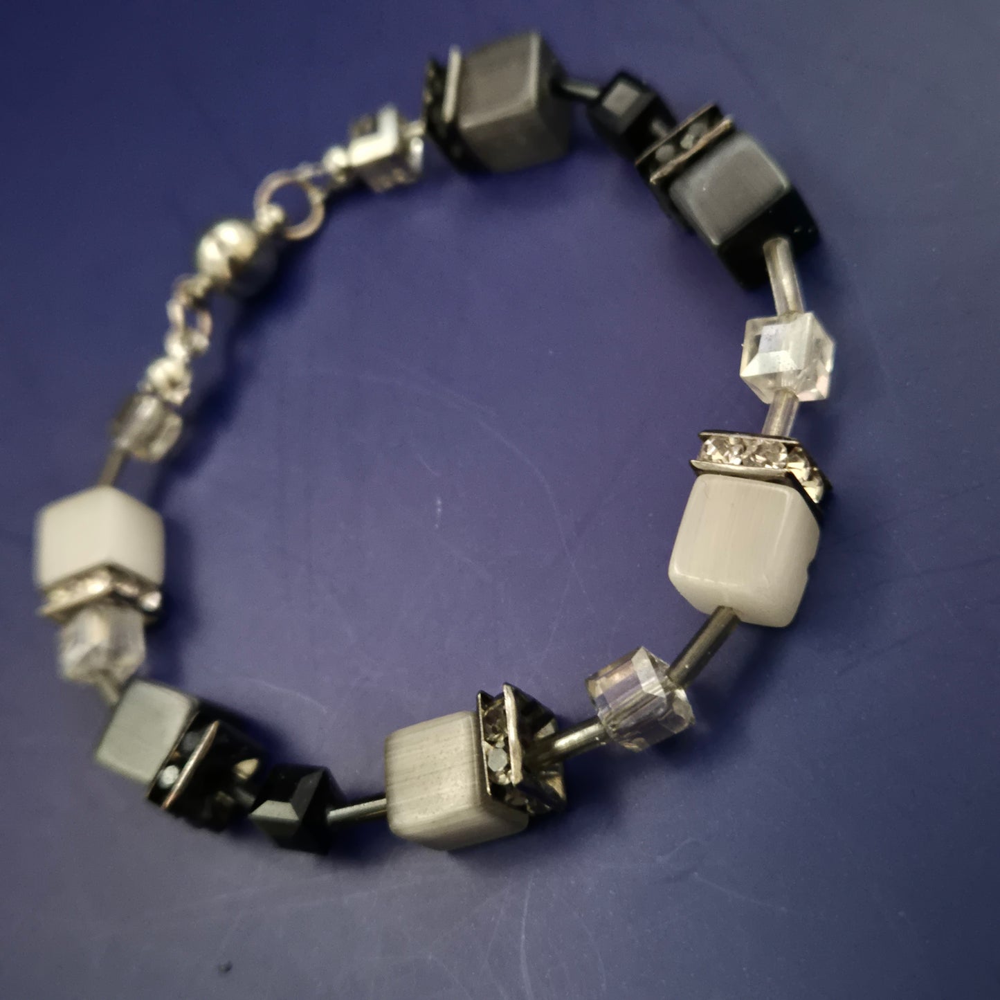 Modernes Armband mit Glaswürfeln – Schwarz-Weiß Design mit Strassdetails