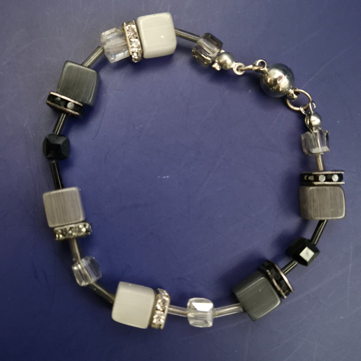 Modernes Armband mit Glaswürfeln – Schwarz-Weiß Design mit Strassdetails