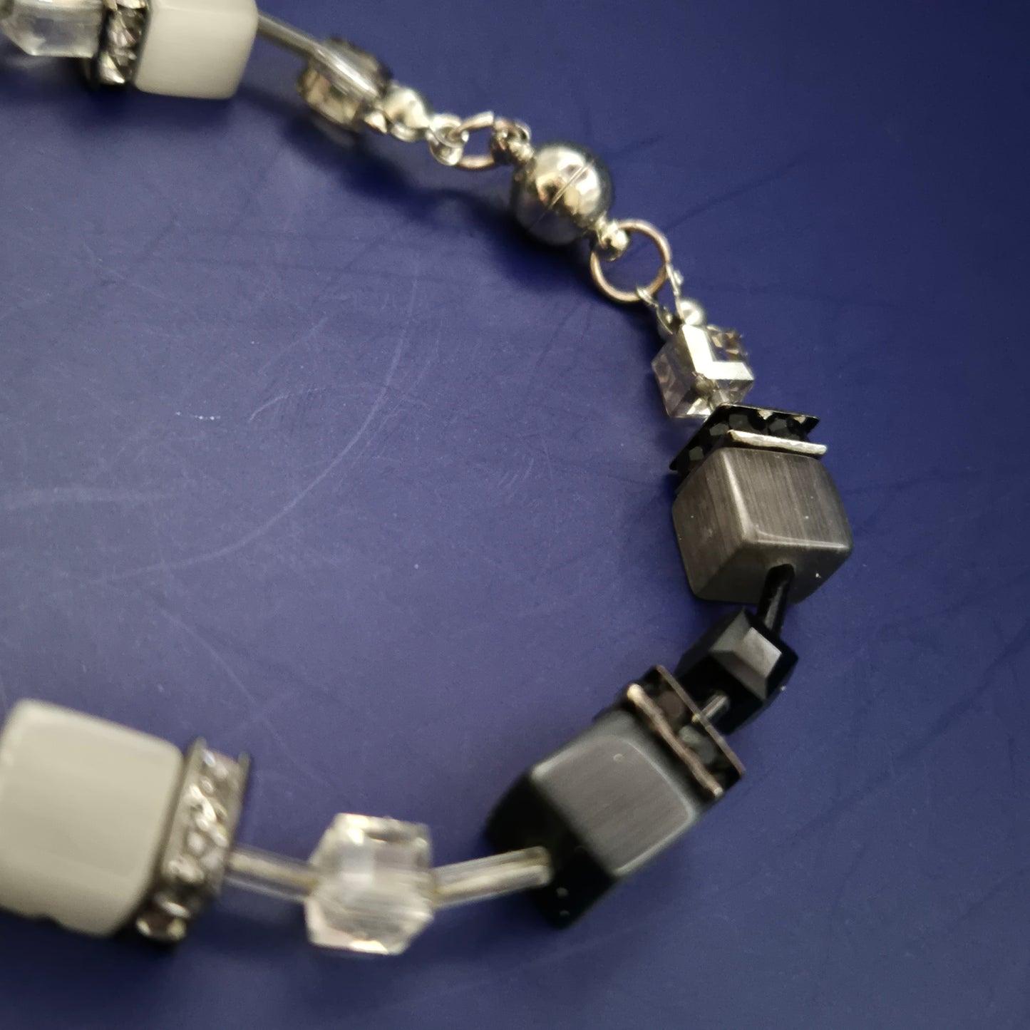 Modernes Armband mit Glaswürfeln – Schwarz-Weiß Design mit Strassdetails