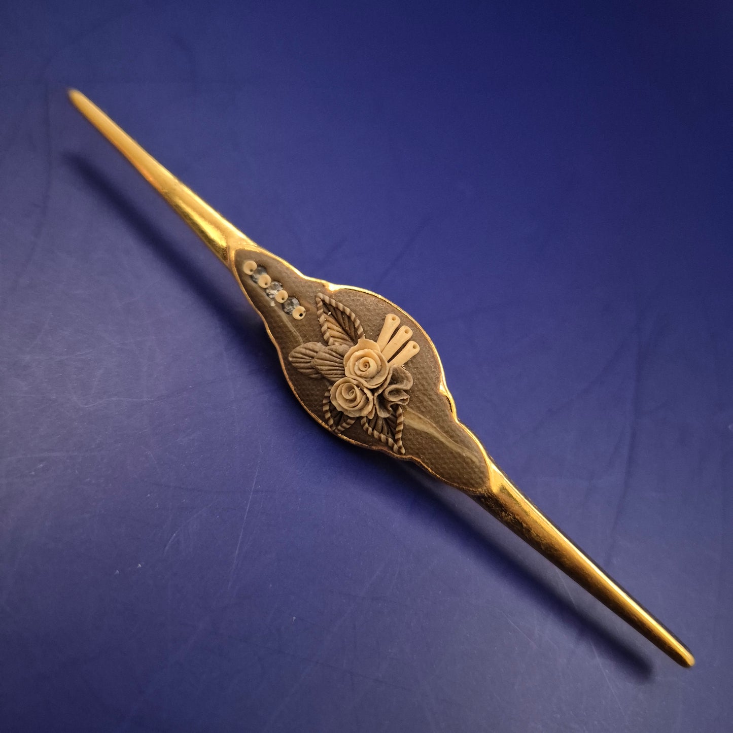 Antike Brosche mit floraler Gravur – Vergoldetes Design mit Perlendetails