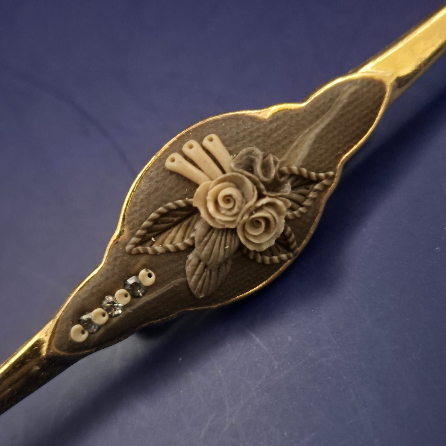 Antike Brosche mit floraler Gravur – Vergoldetes Design mit Perlendetails