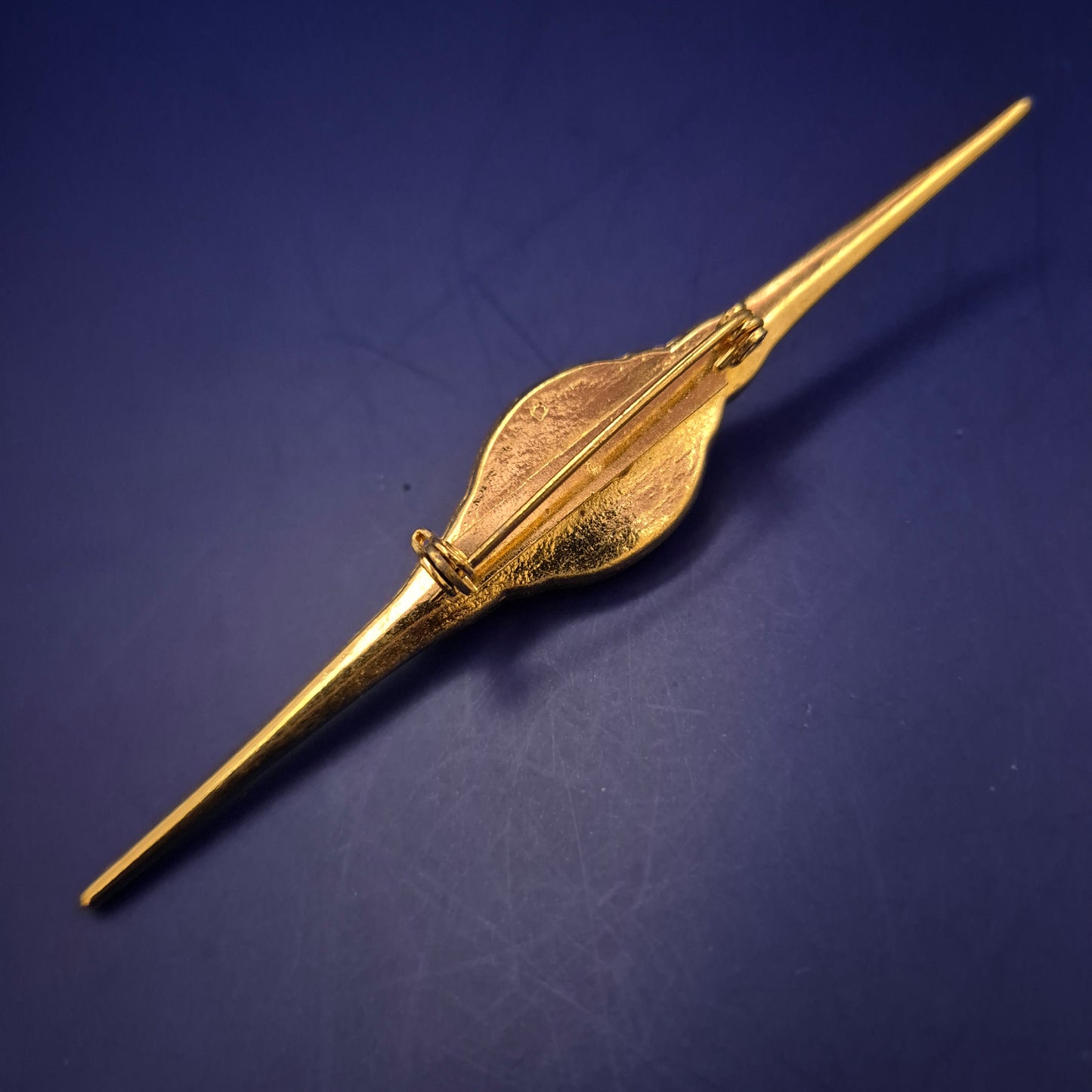 Antike Brosche mit floraler Gravur – Vergoldetes Design mit Perlendetails