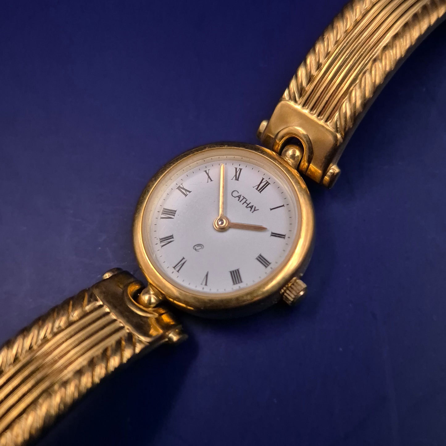 Elegante Cathay Damen Uhr – Goldfarbenes Armreif-Design mit römischen Ziffern