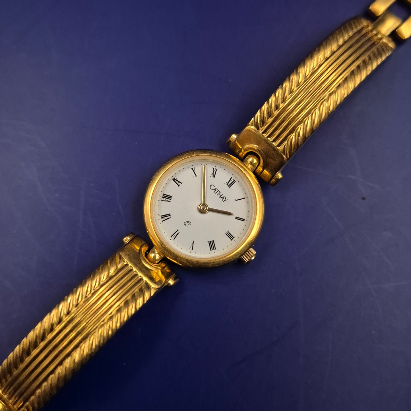 Elegante Cathay Damen Uhr – Goldfarbenes Armreif-Design mit römischen Ziffern