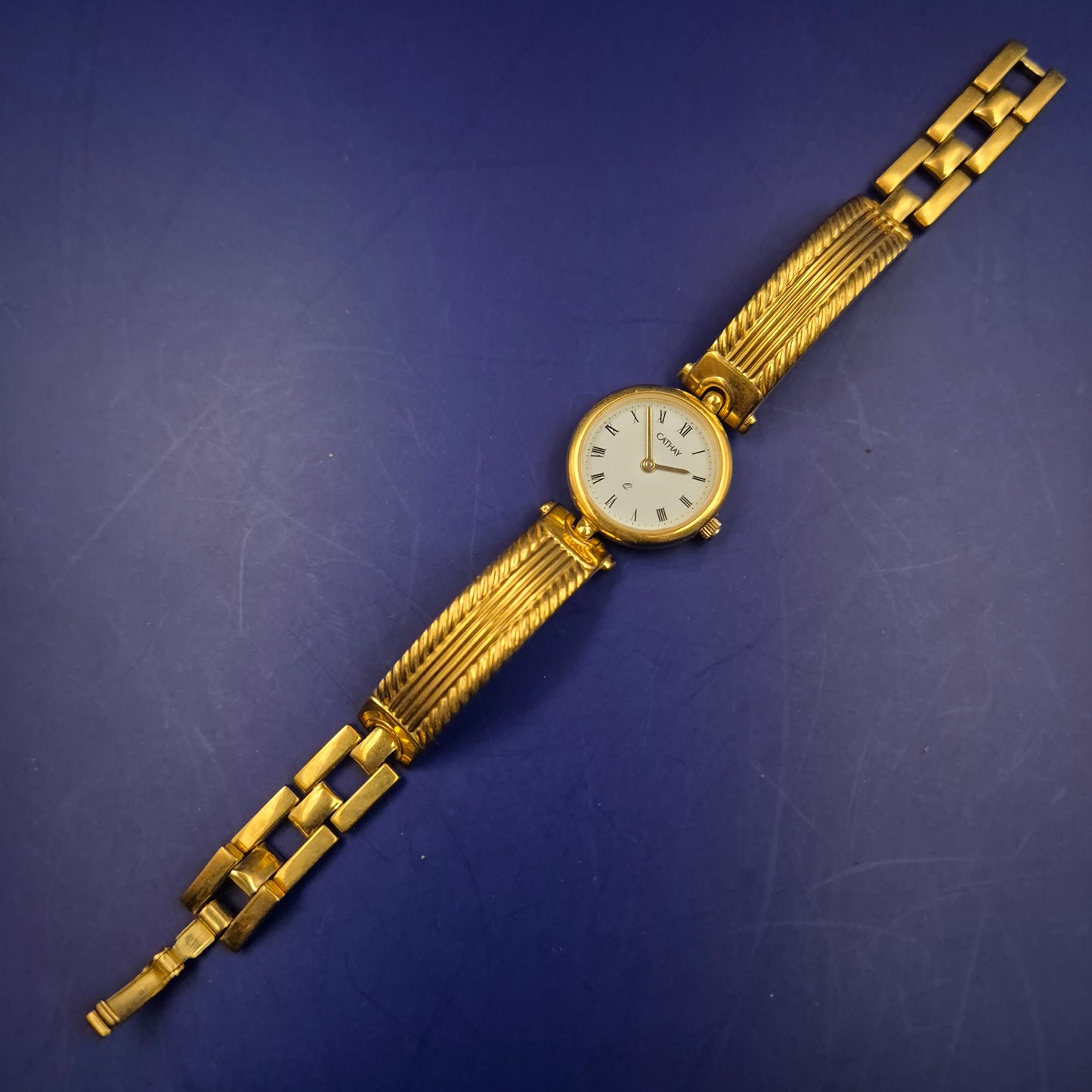 Elegante Cathay Damen Uhr – Goldfarbenes Armreif-Design mit römischen Ziffern