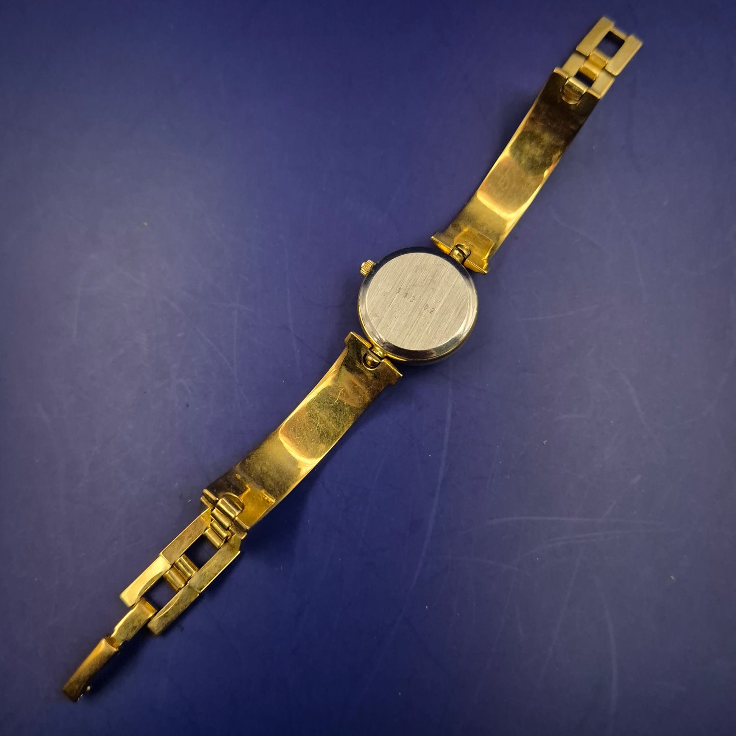 Elegante Cathay Damen Uhr – Goldfarbenes Armreif-Design mit römischen Ziffern