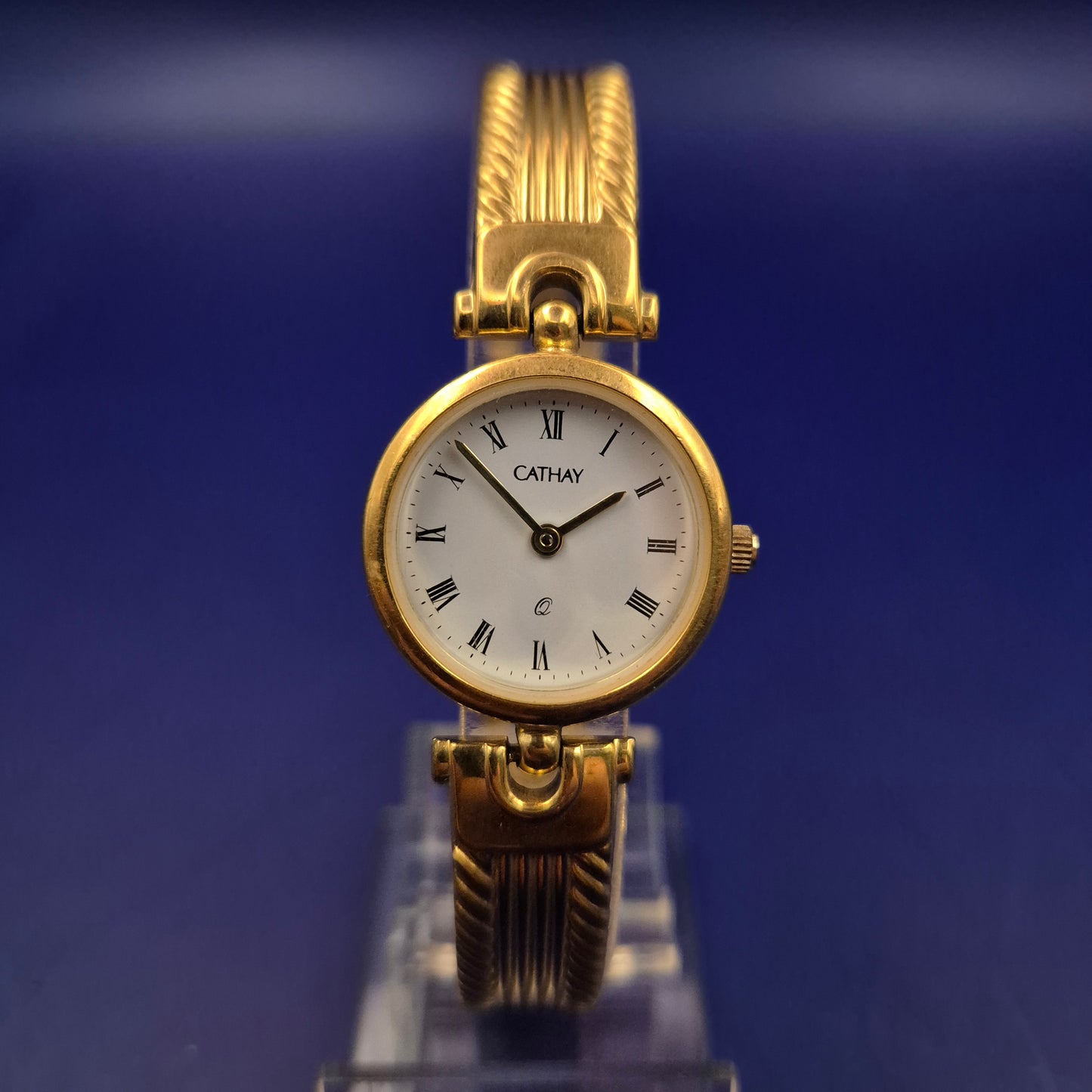 Elegante Cathay Damen Uhr – Goldfarbenes Armreif-Design mit römischen Ziffern