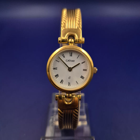 Elegante Cathay Damen Uhr – Goldfarbenes Armreif-Design mit römischen Ziffern