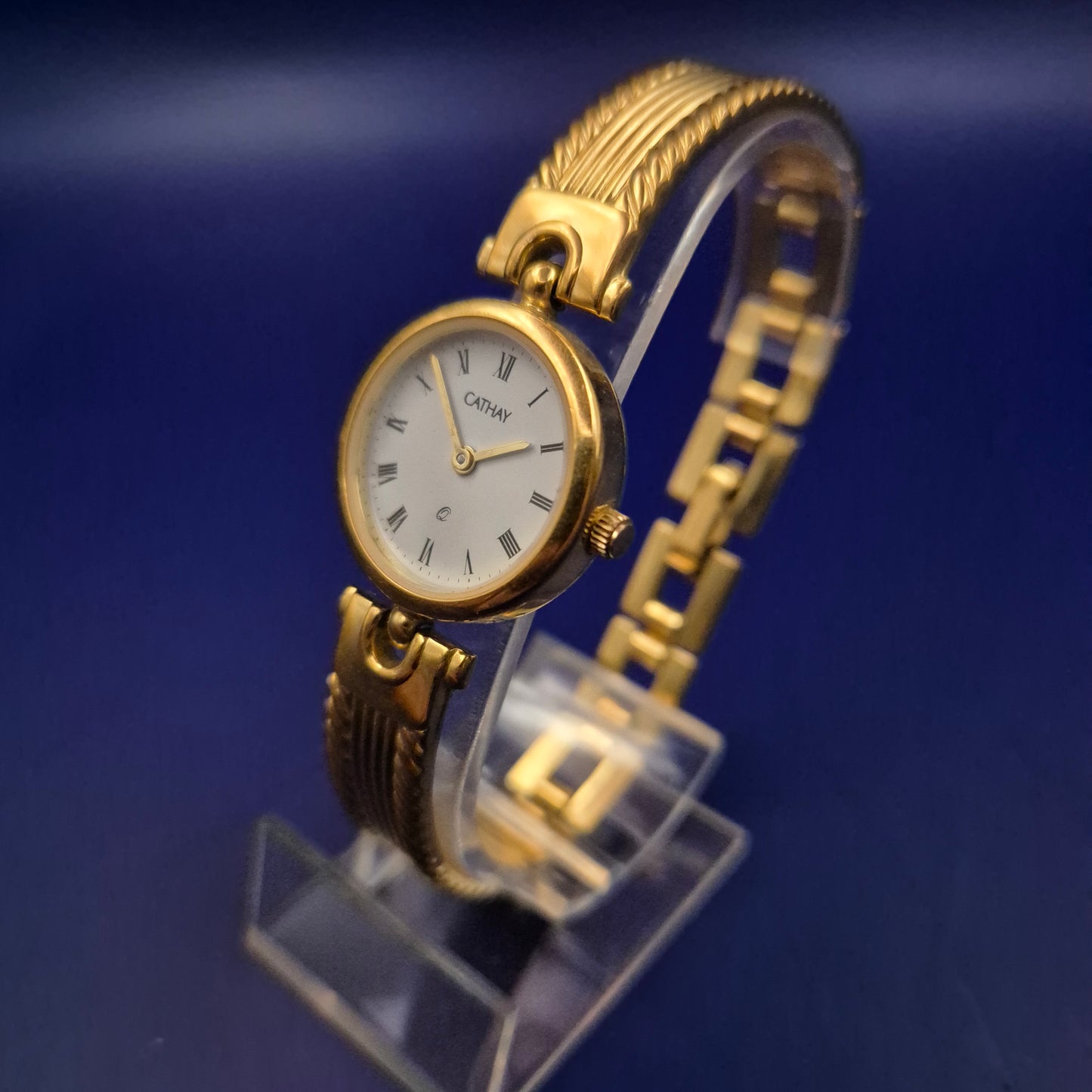 Elegante Cathay Damen Uhr – Goldfarbenes Armreif-Design mit römischen Ziffern