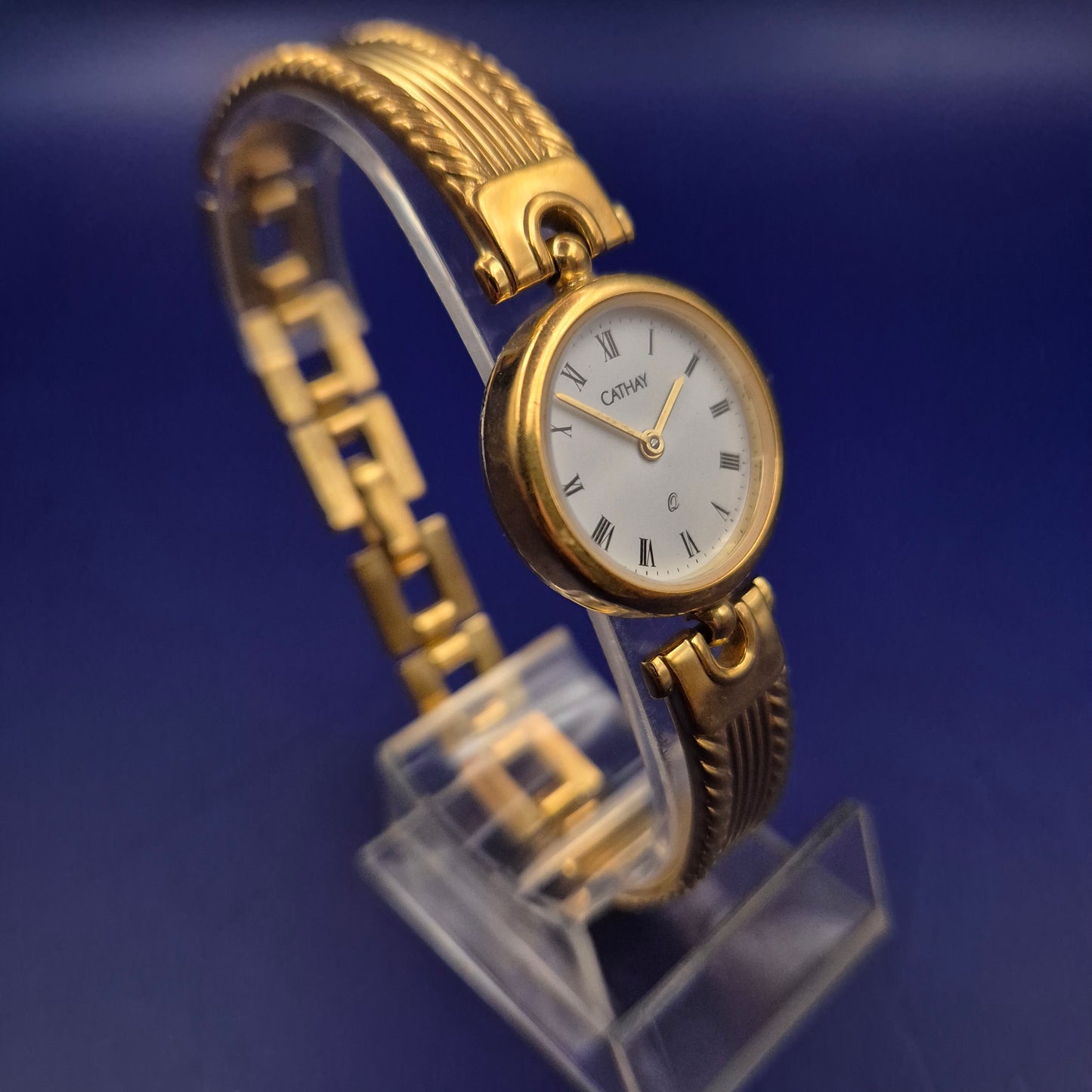 Elegante Cathay Damen Uhr – Goldfarbenes Armreif-Design mit römischen Ziffern