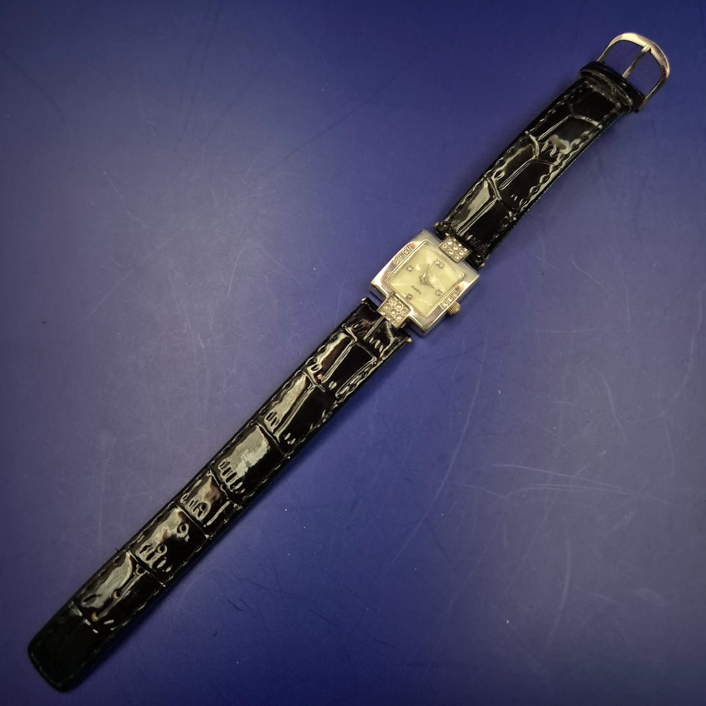 Elegante Damen Uhr – Quadratisches Gehäuse mit funkelndem Steinbesatz