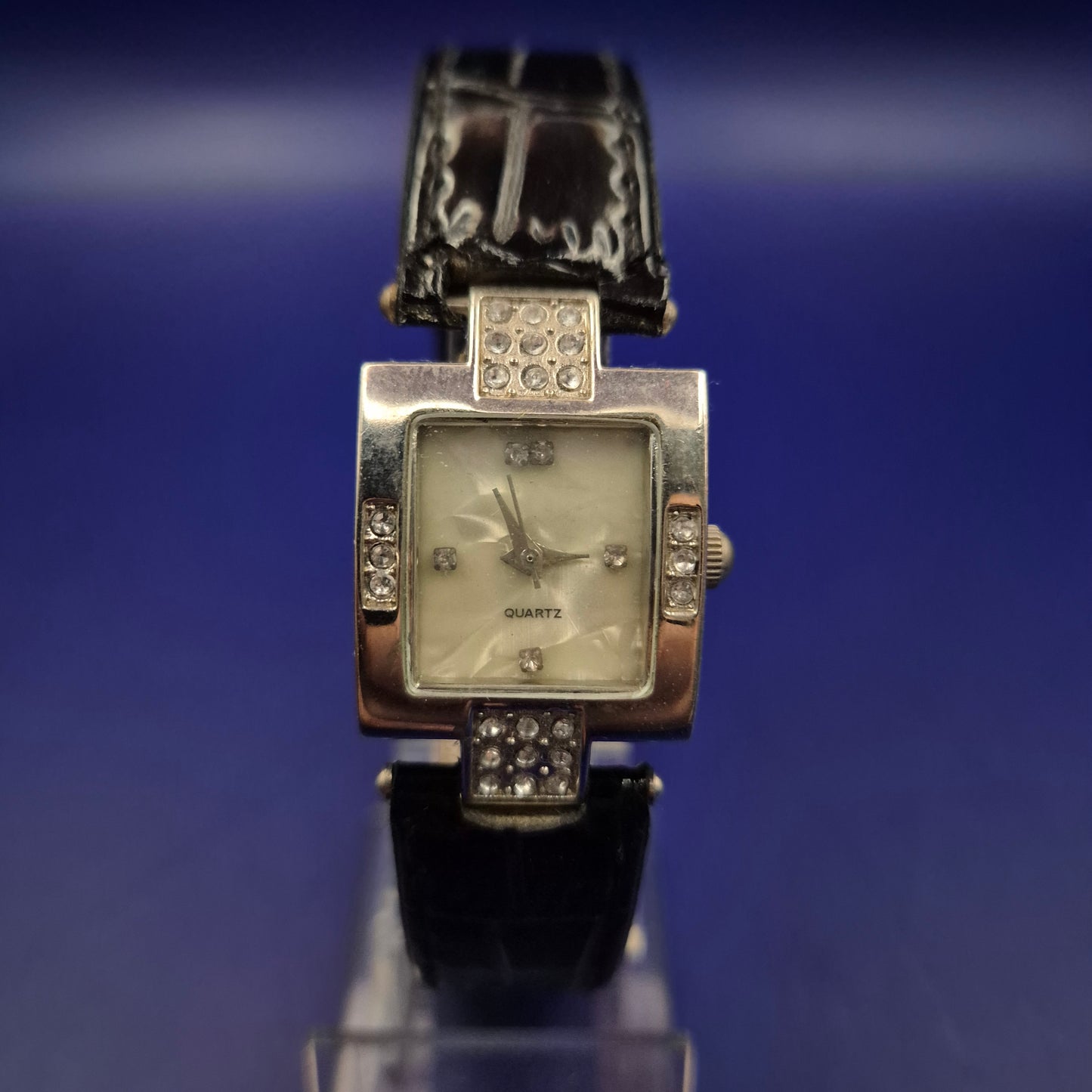 Elegante Damen Uhr – Quadratisches Gehäuse mit funkelndem Steinbesatz