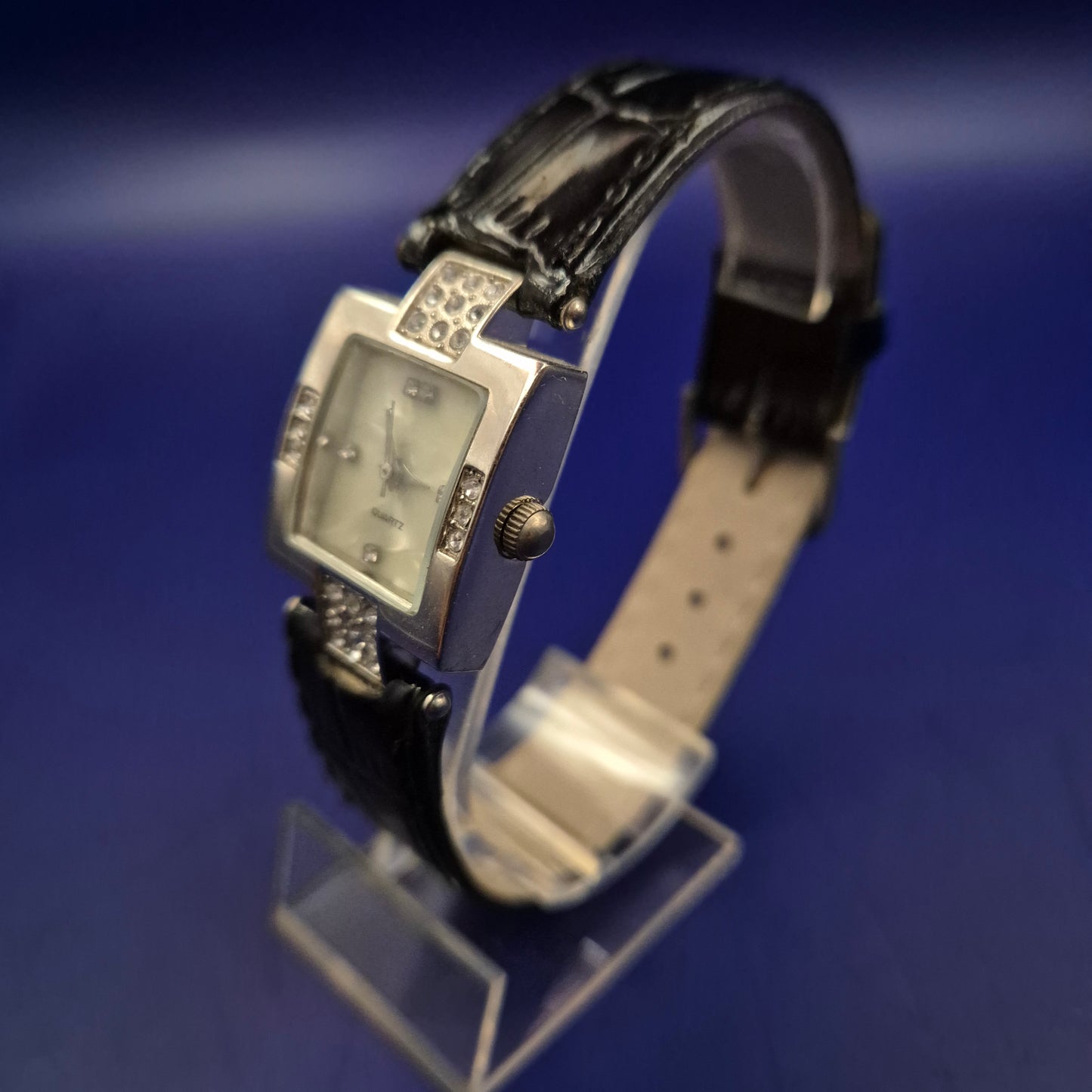 Elegante Damen Uhr – Quadratisches Gehäuse mit funkelndem Steinbesatz