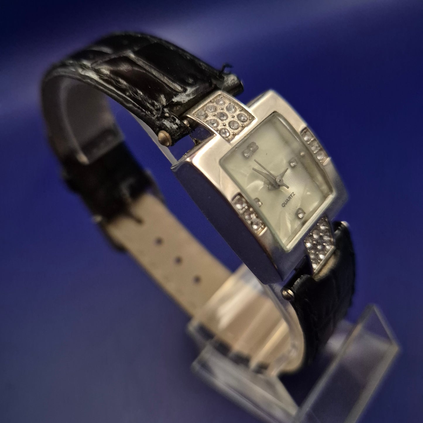 Elegante Damen Uhr – Quadratisches Gehäuse mit funkelndem Steinbesatz