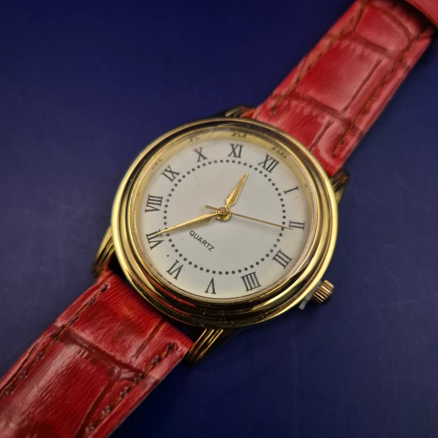 Elegante Eternal Love Damen Uhr – Klassisches Design in Gold & Rot