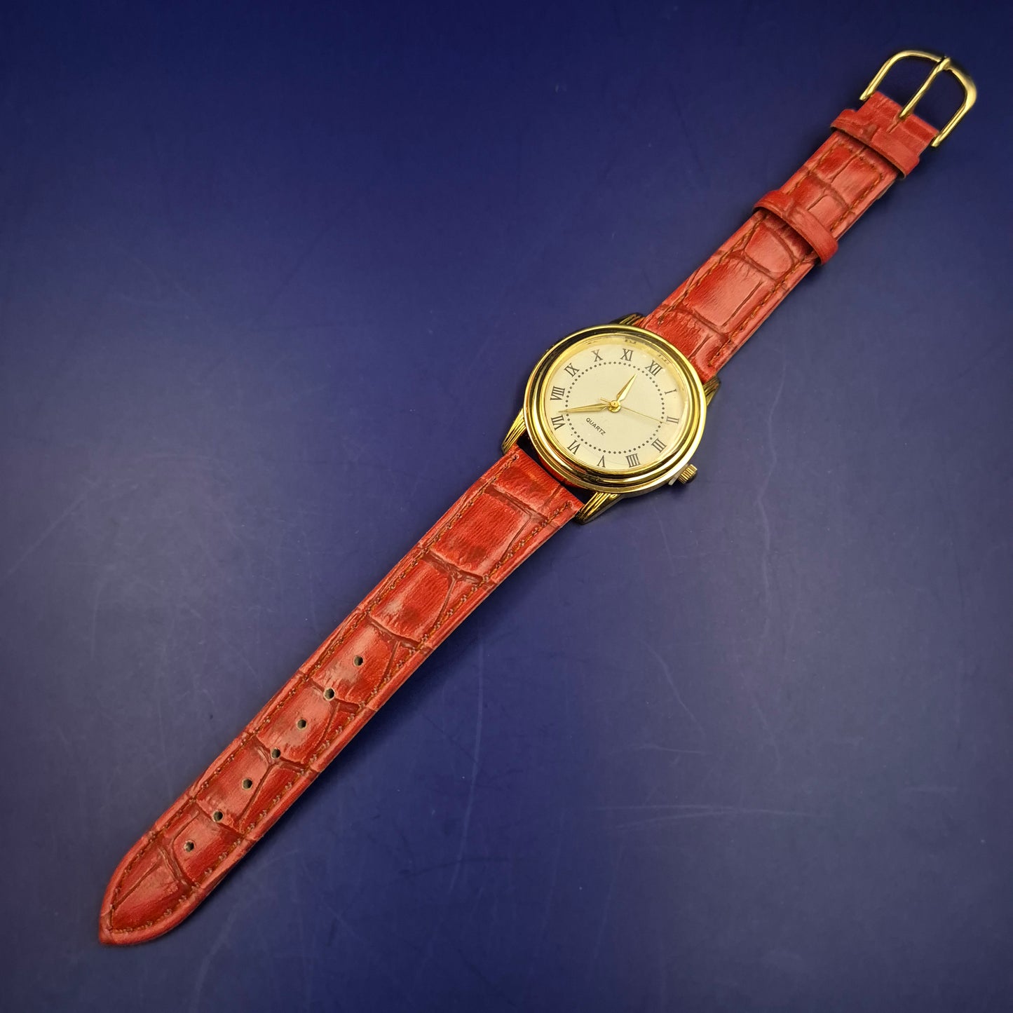 Elegante Eternal Love Damen Uhr – Klassisches Design in Gold & Rot