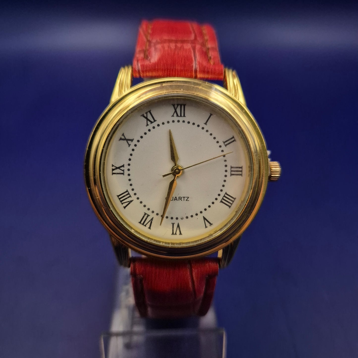 Elegante Eternal Love Damen Uhr – Klassisches Design in Gold & Rot