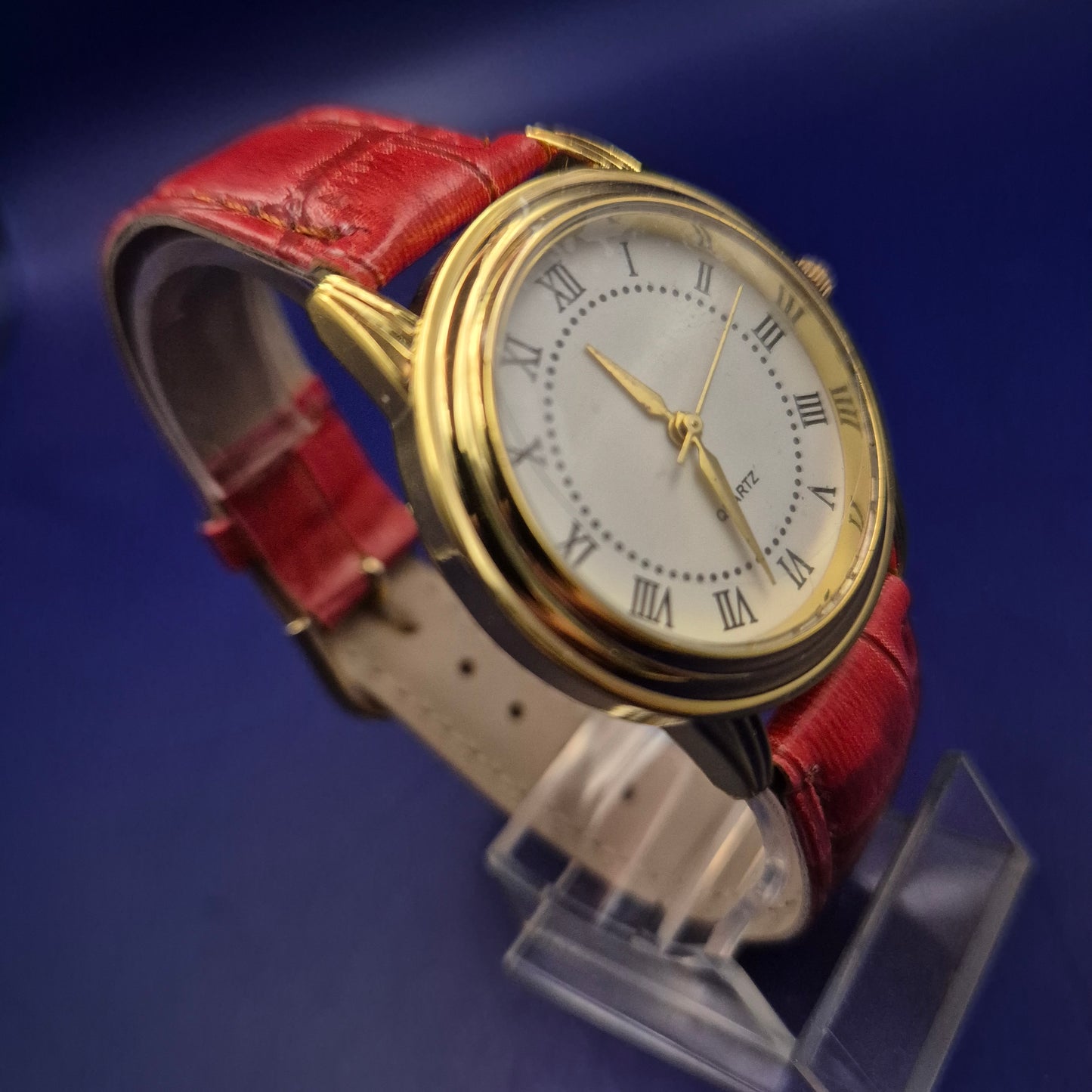 Elegante Eternal Love Damen Uhr – Klassisches Design in Gold & Rot