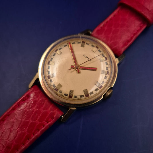 Vintage Timex Damen Uhr – Klassisches Design mit rotem Schlangen-Optik Armband