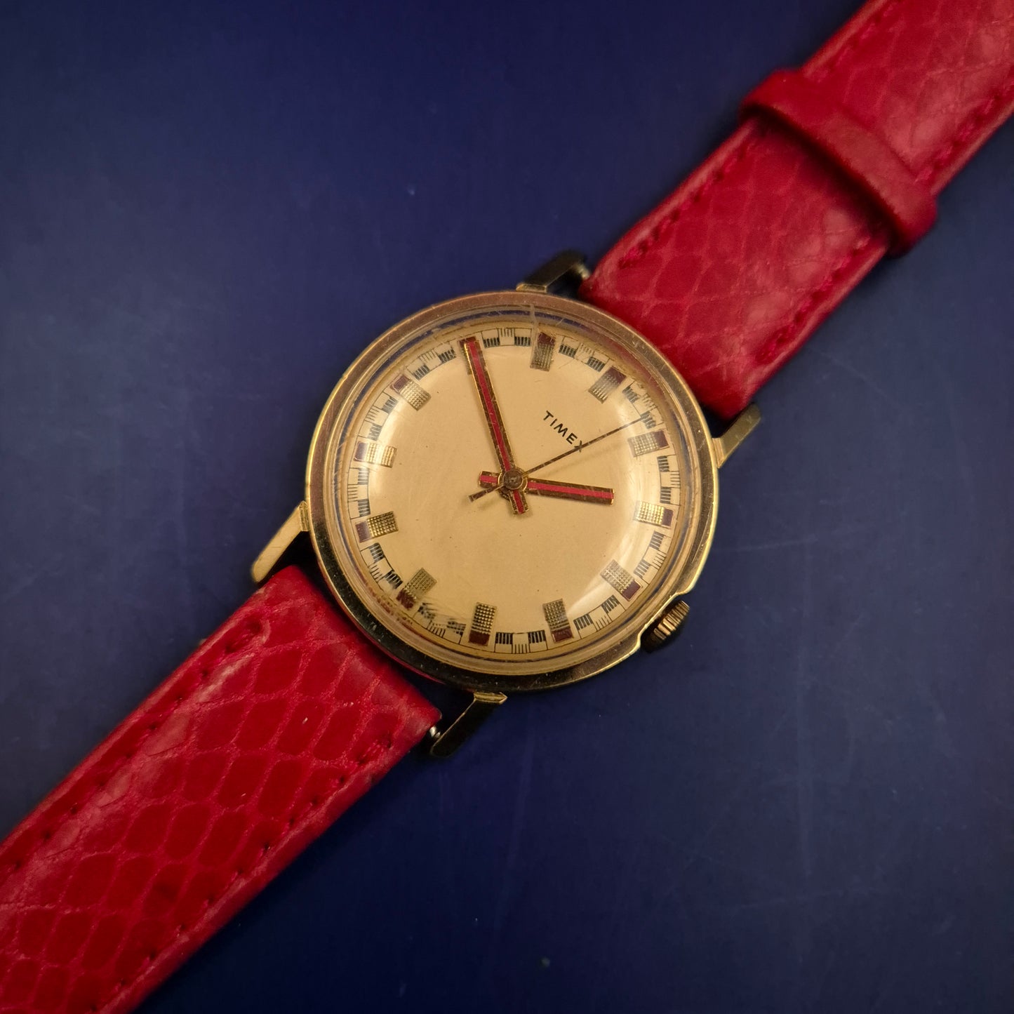 Vintage Timex Damen Uhr – Klassisches Design mit rotem Schlangen-Optik Armband