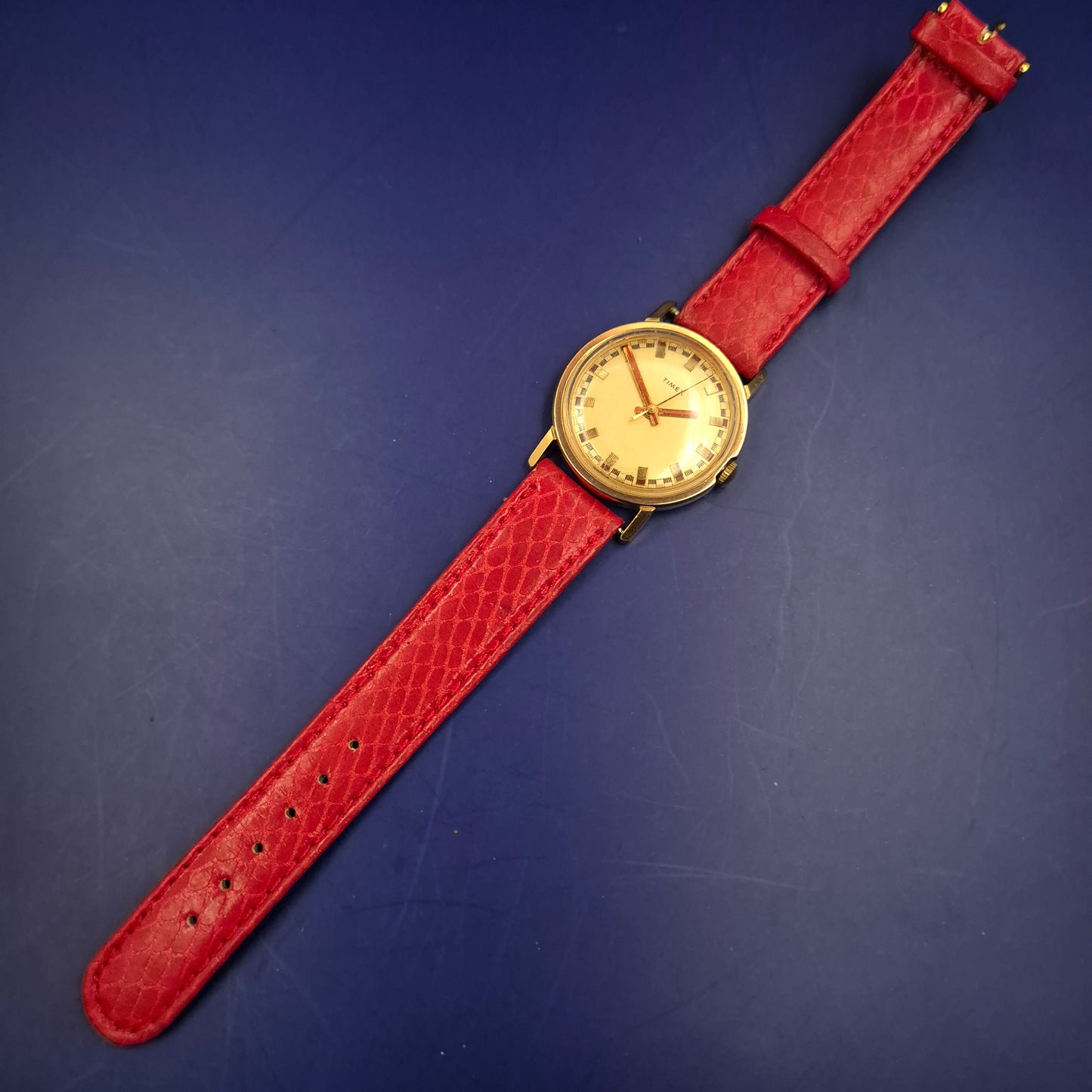 Vintage Timex Damen Uhr – Klassisches Design mit rotem Schlangen-Optik Armband