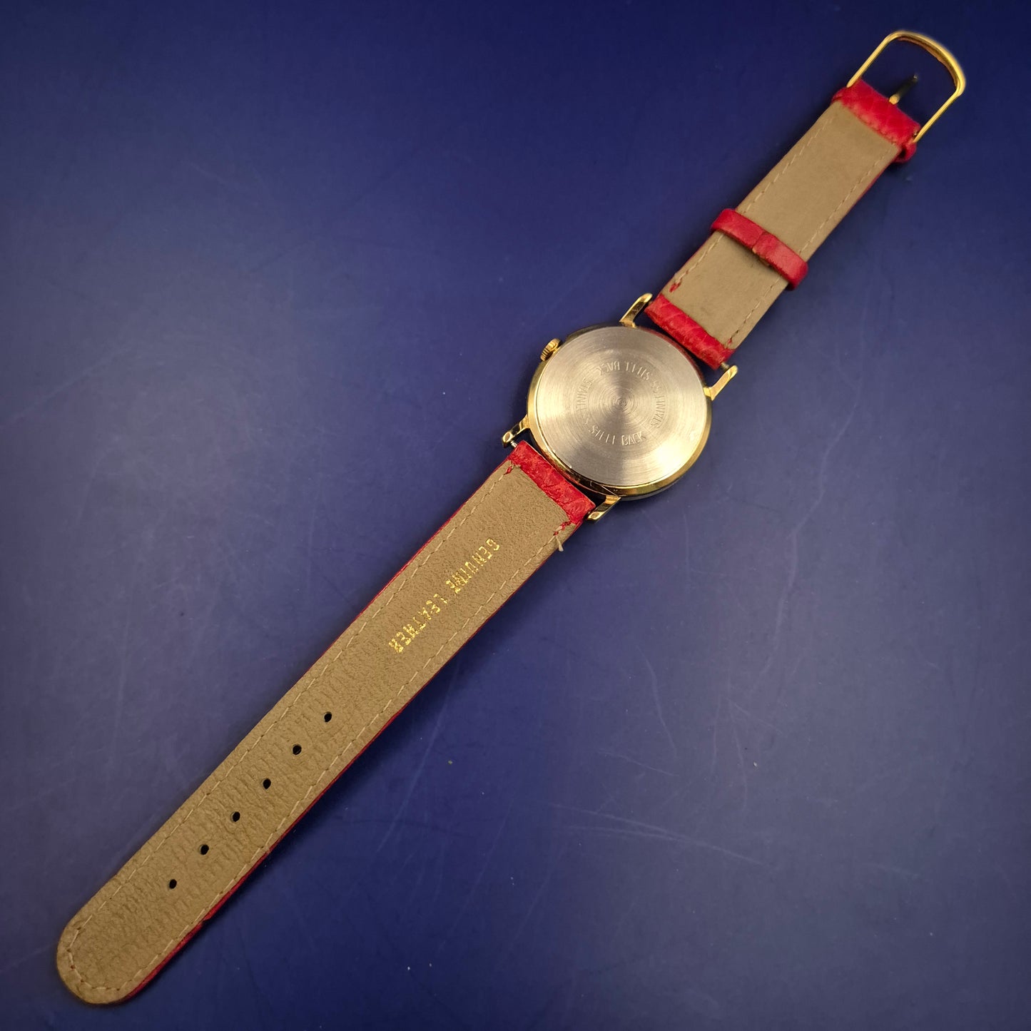 Vintage Timex Damen Uhr – Klassisches Design mit rotem Schlangen-Optik Armband