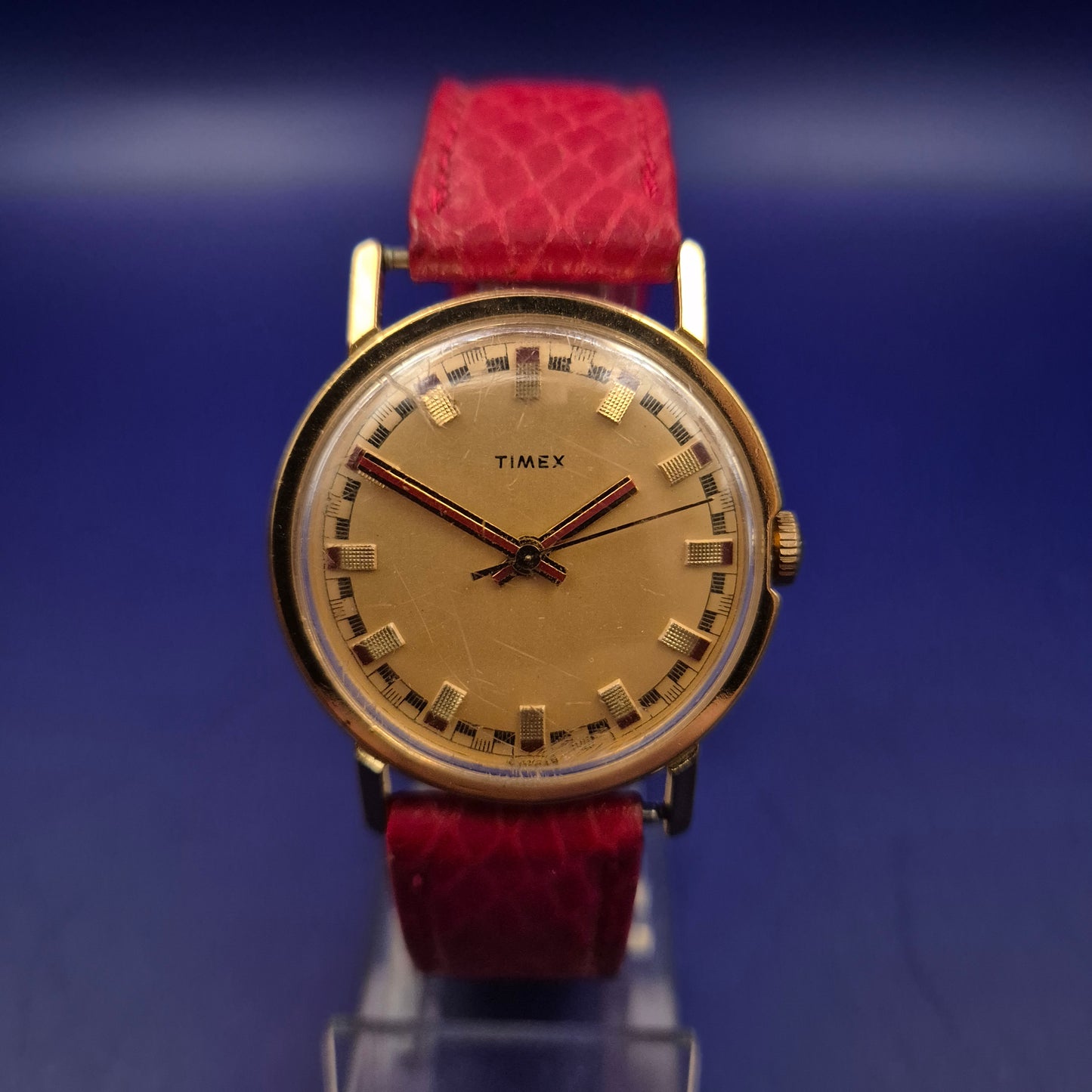 Vintage Timex Damen Uhr – Klassisches Design mit rotem Schlangen-Optik Armband