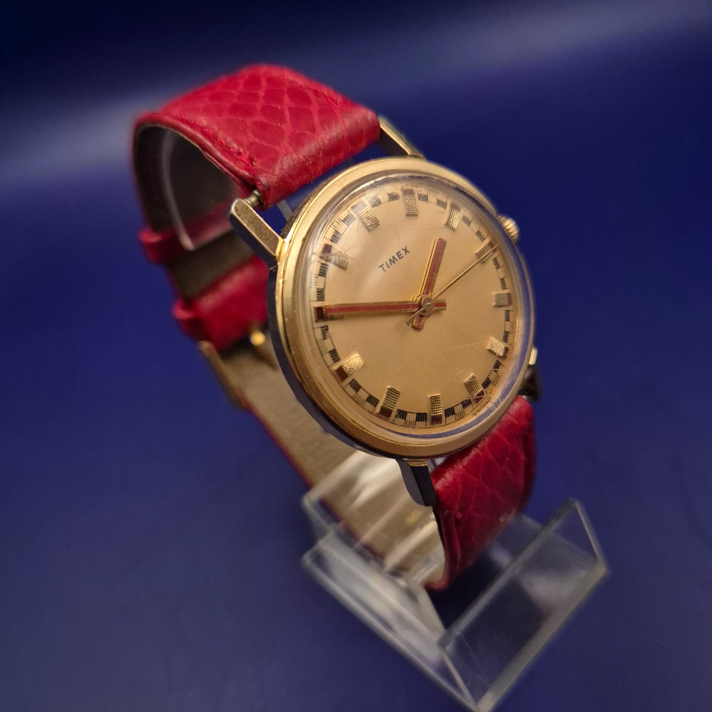 Vintage Timex Damen Uhr – Klassisches Design mit rotem Schlangen-Optik Armband