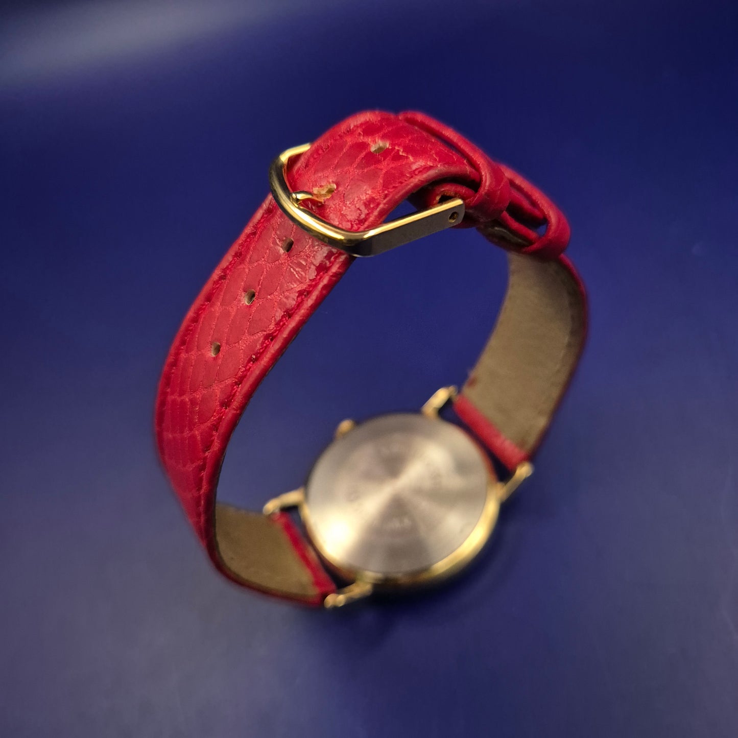 Vintage Timex Damen Uhr – Klassisches Design mit rotem Schlangen-Optik Armband