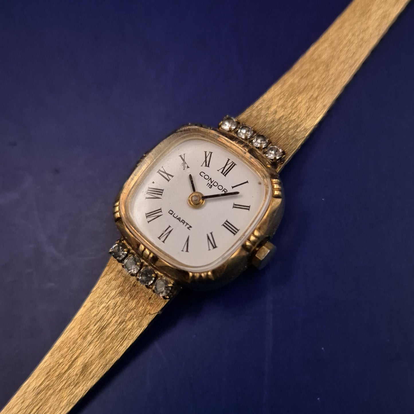 Elegante Condor Damen Uhr – Gold-Optik mit funkelndem Steinbesatz