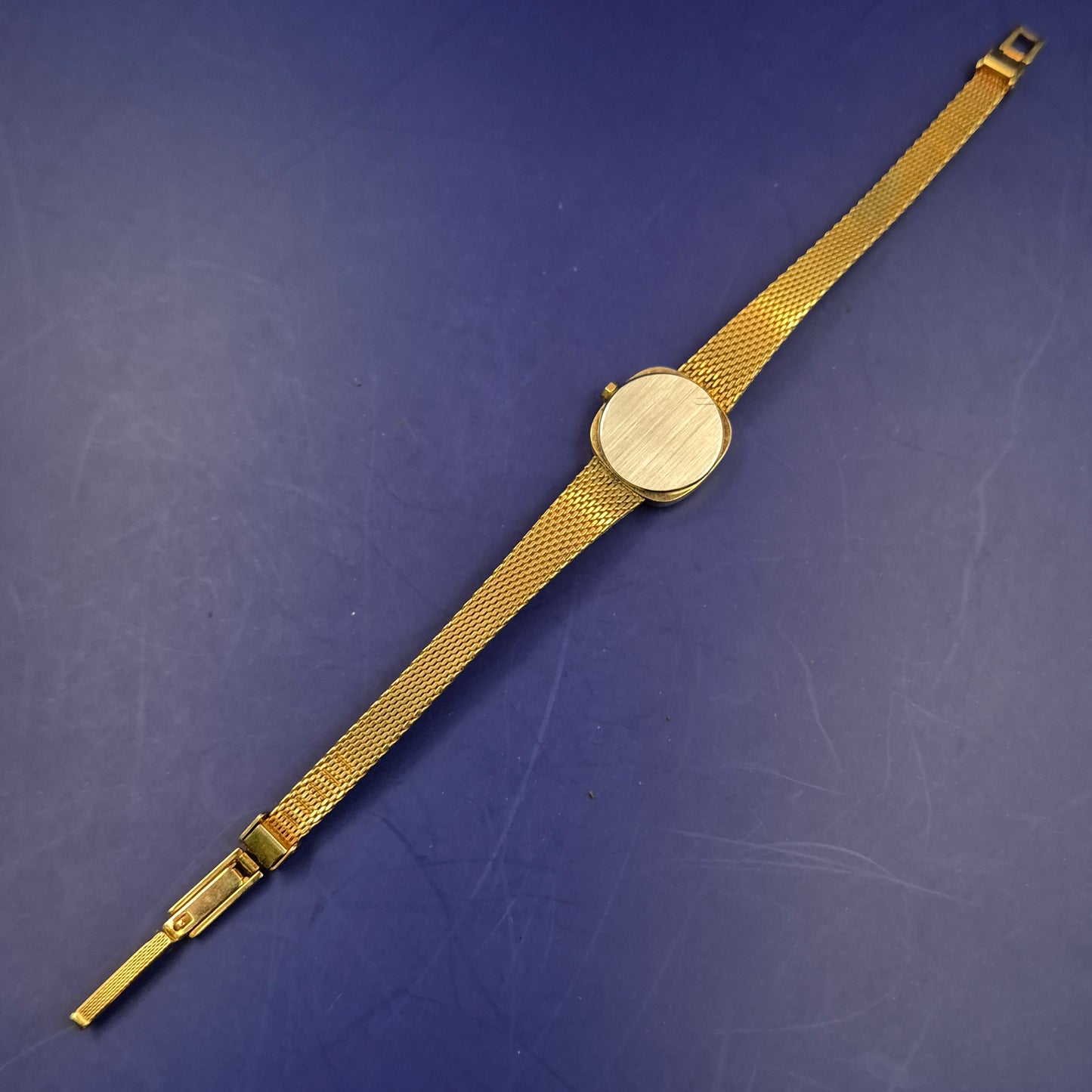 Elegante Condor Damen Uhr – Gold-Optik mit funkelndem Steinbesatz