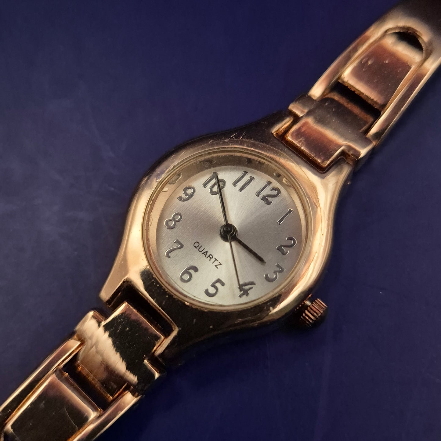 Elegante JG Damen Uhr – Roségold-Optik mit modernem Gliederarmband