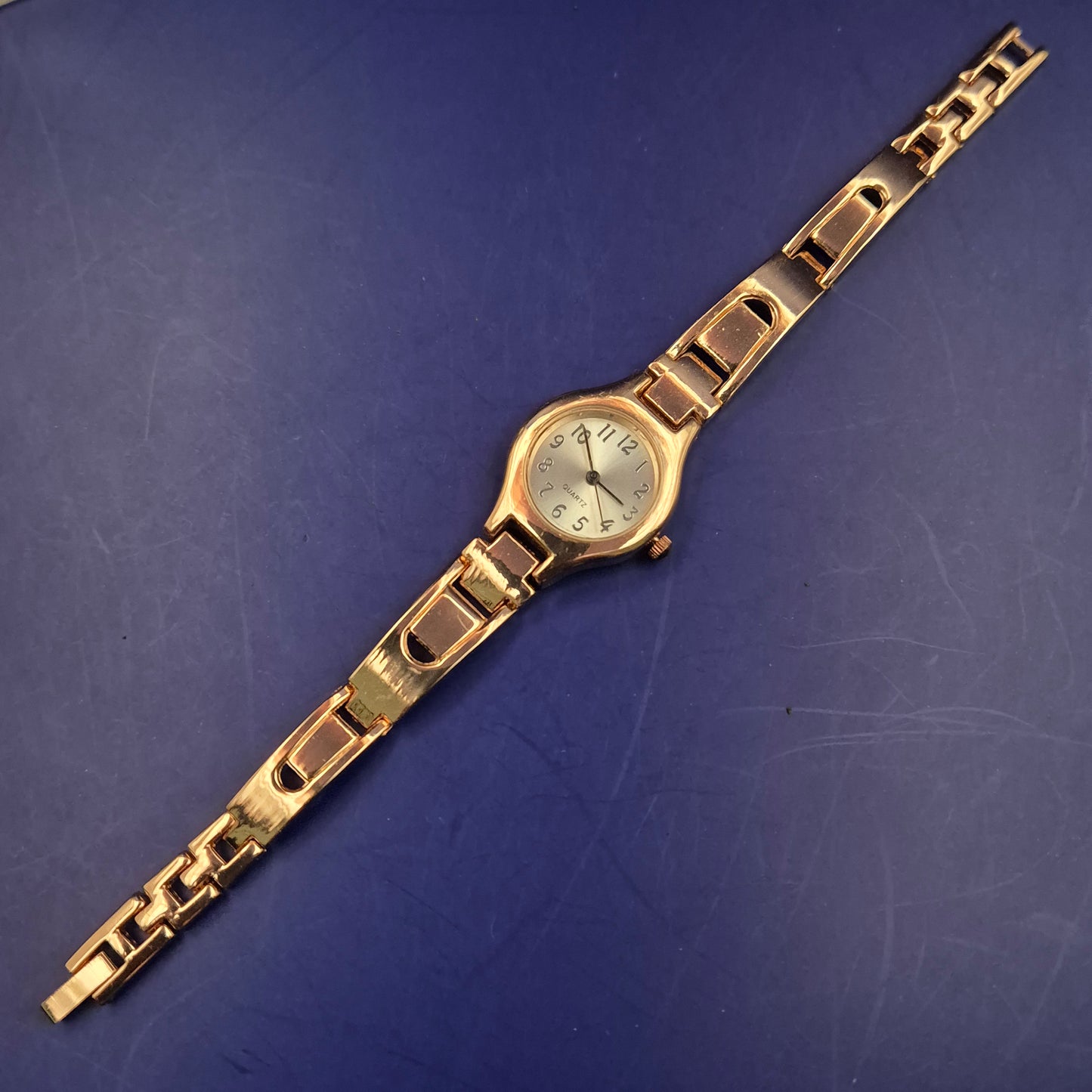 Elegante JG Damen Uhr – Roségold-Optik mit modernem Gliederarmband