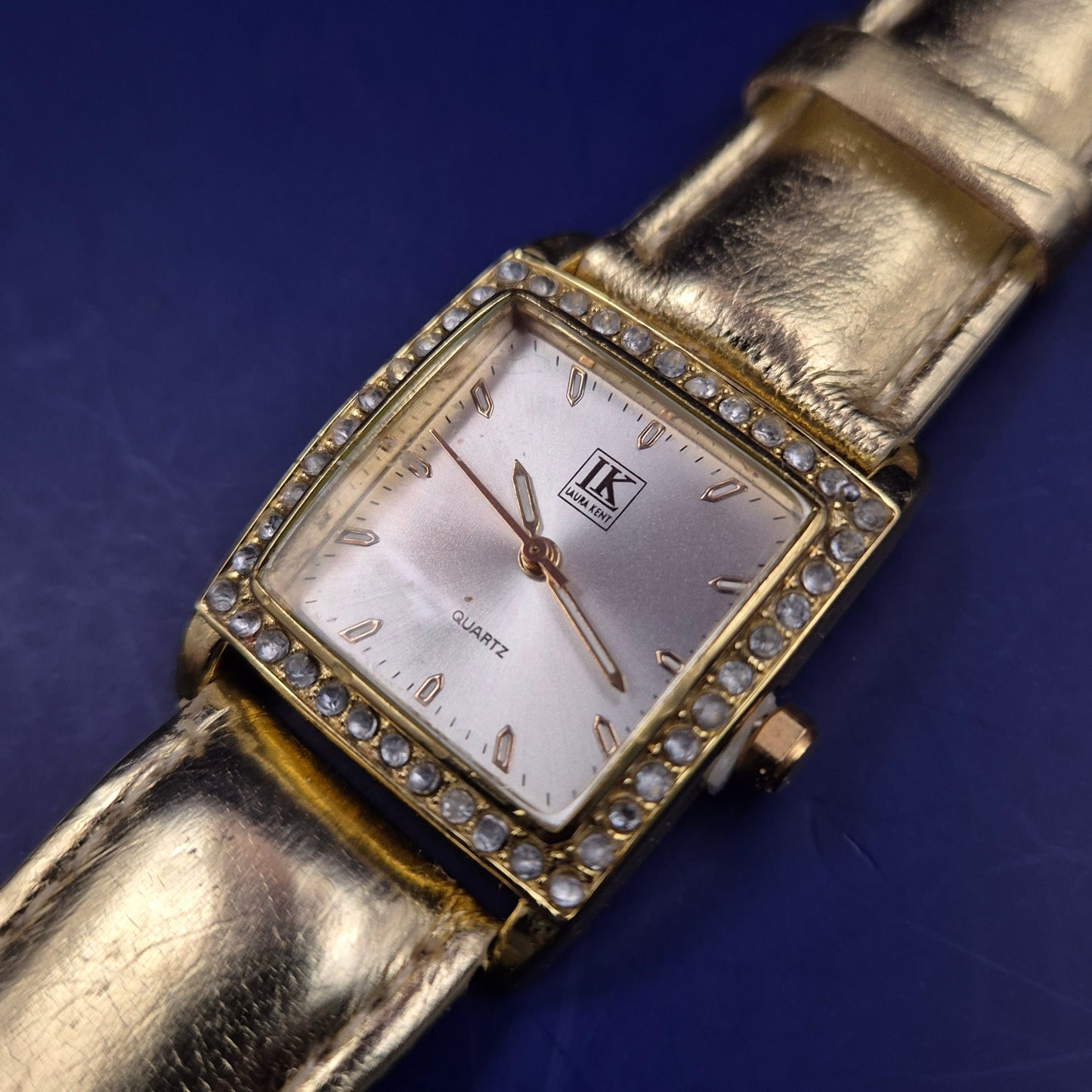 Glamouröse Laura Kent Damen Uhr – Gold-Optik mit funkelndem Kristallkranz