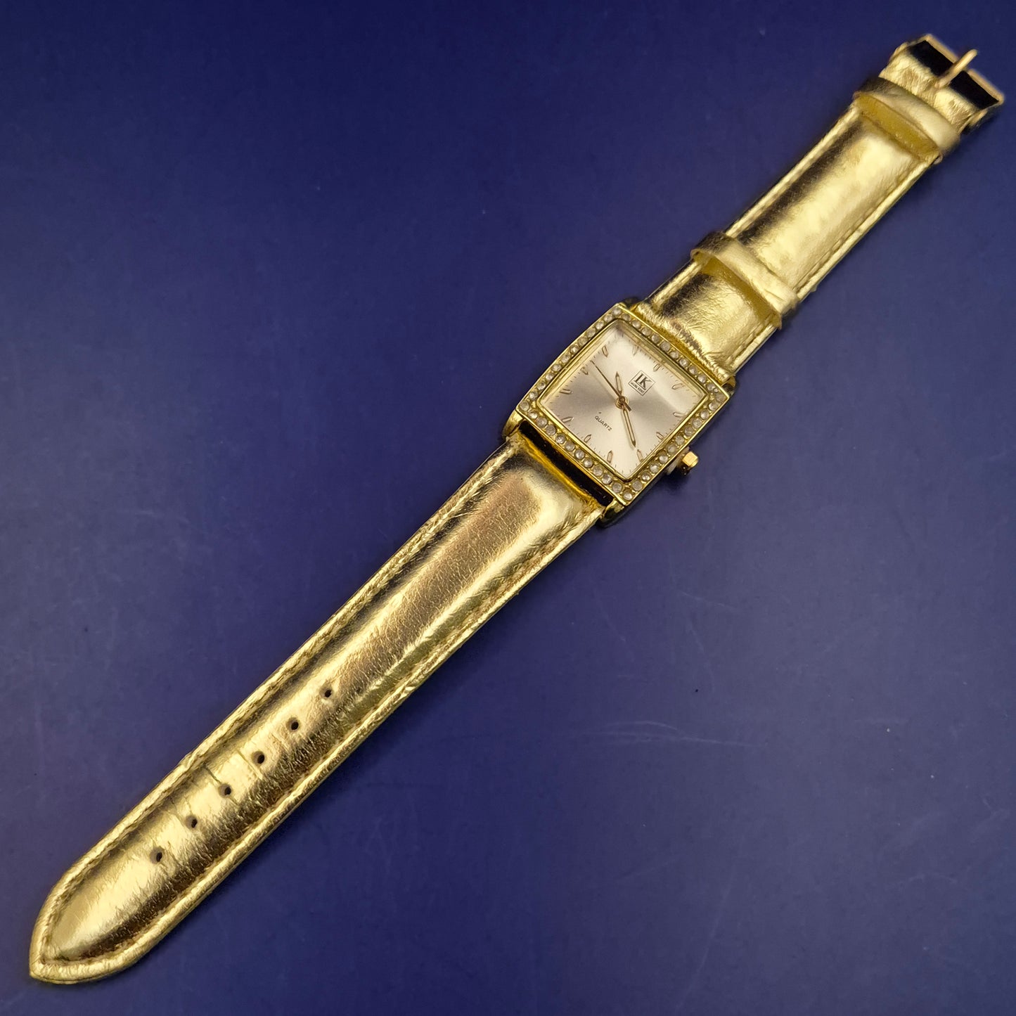 Glamouröse Laura Kent Damen Uhr – Gold-Optik mit funkelndem Kristallkranz