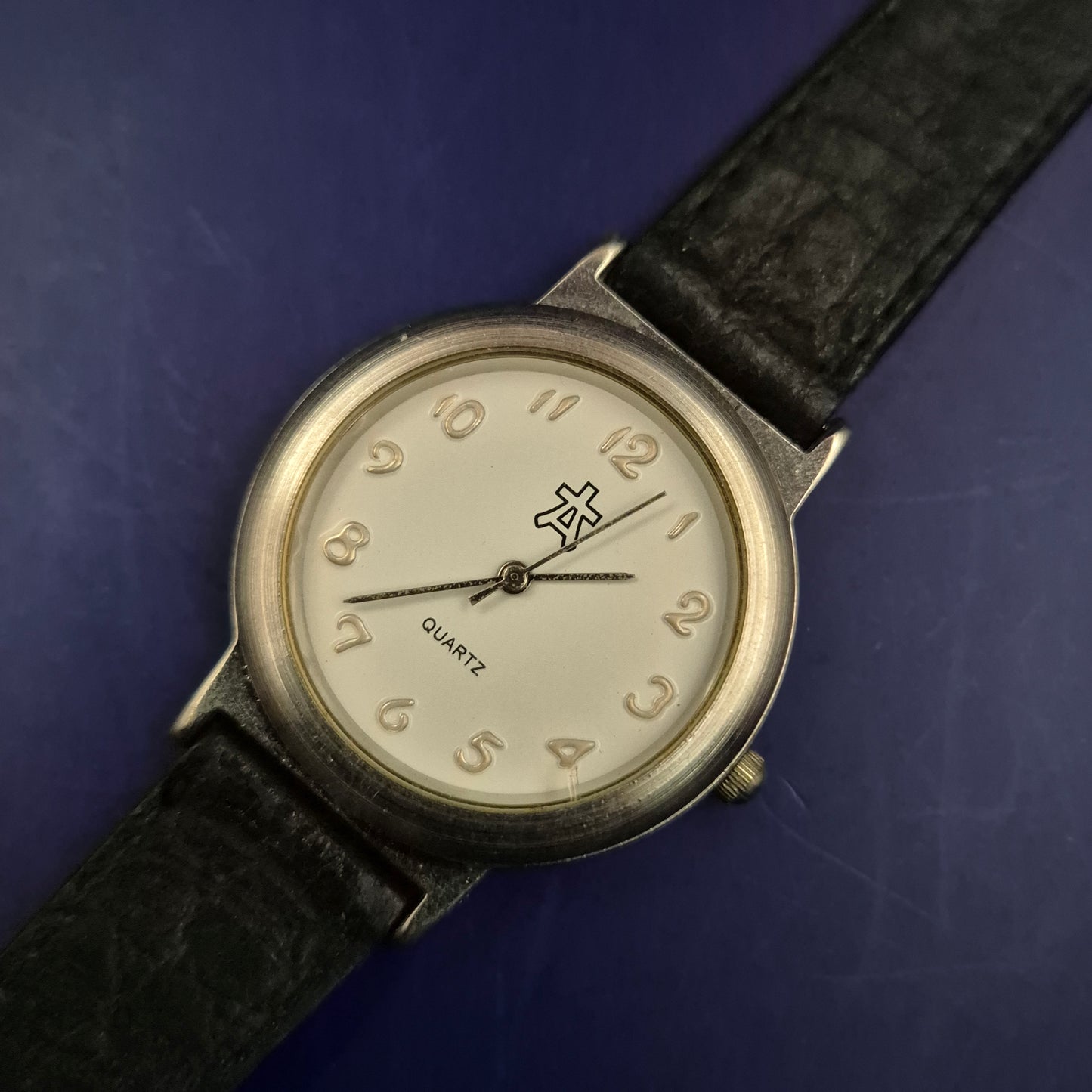 Klassische AR Damen Uhr – Zeitloses Design mit schwarzem Lederarmband