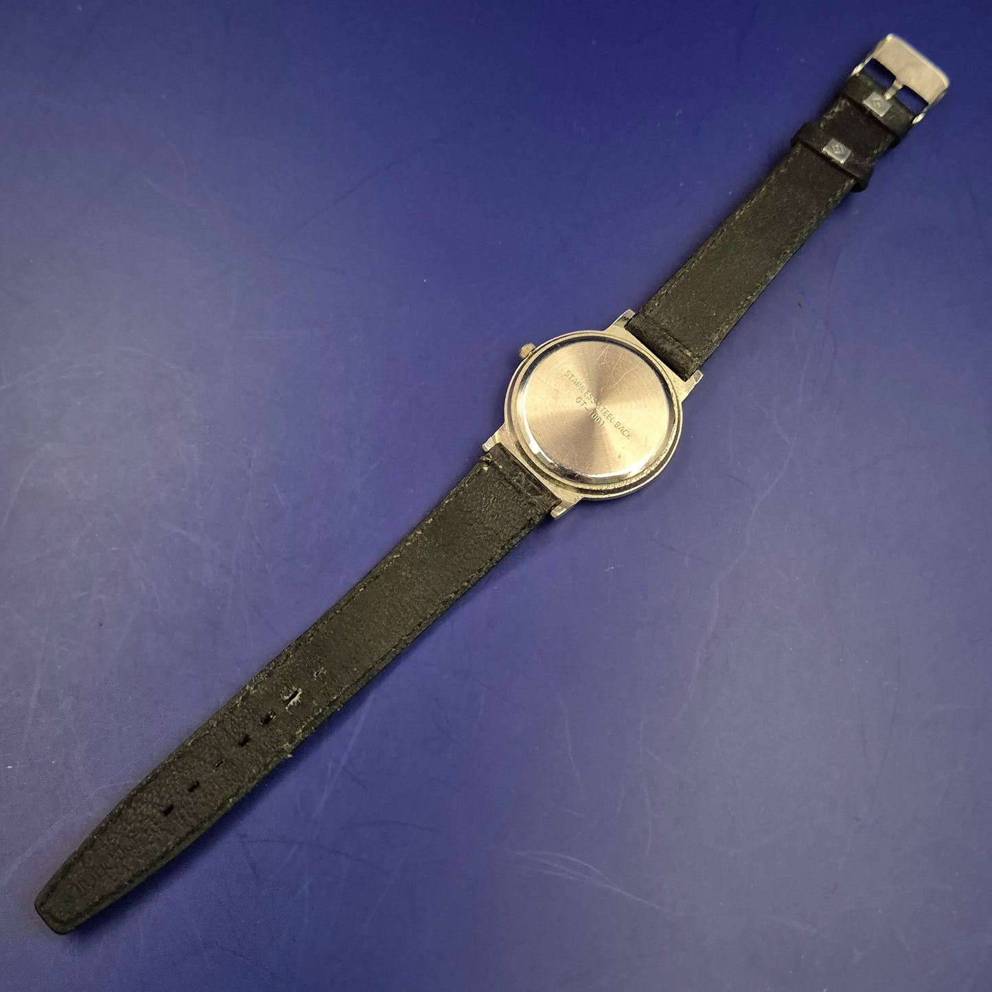 Klassische AR Damen Uhr – Zeitloses Design mit schwarzem Lederarmband