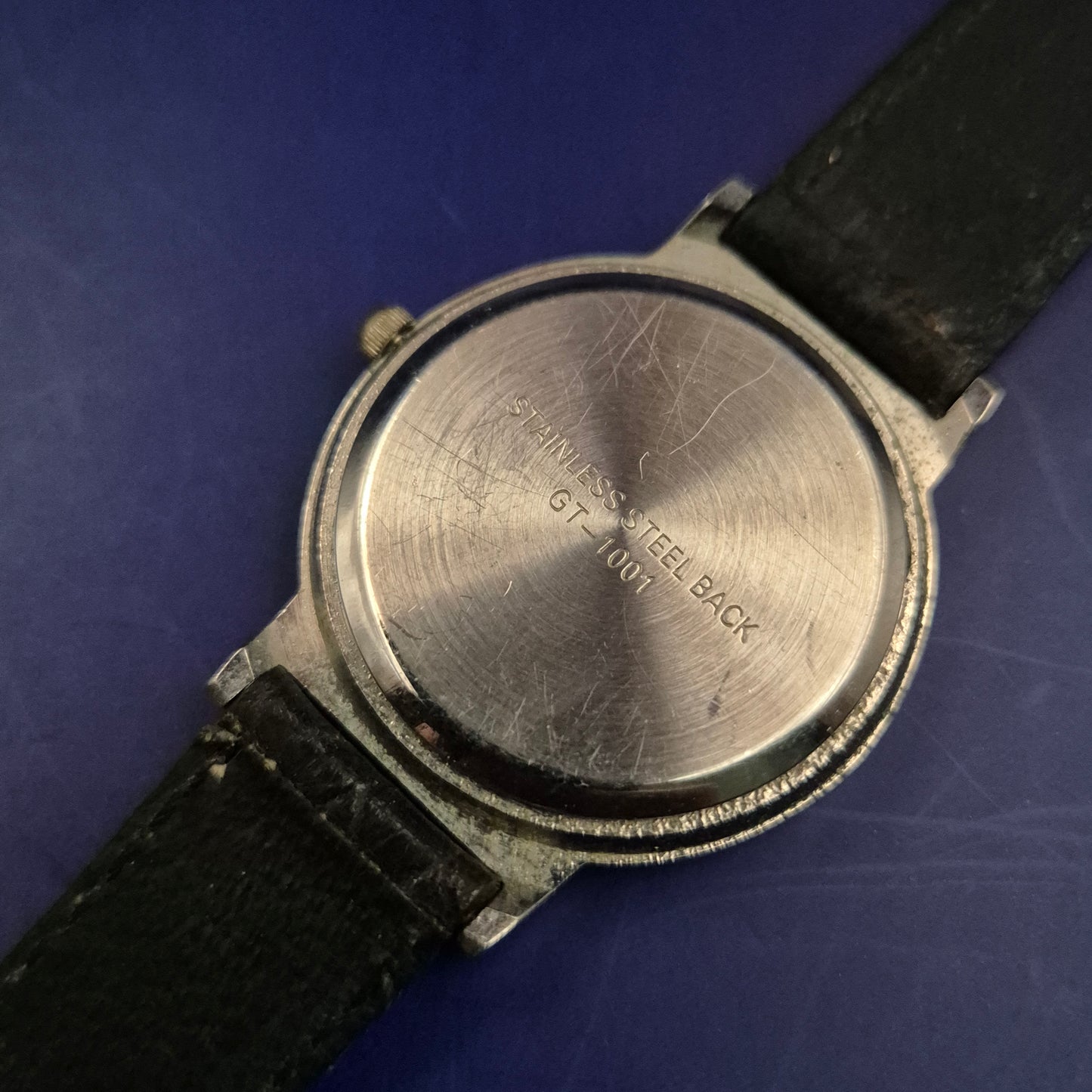 Klassische AR Damen Uhr – Zeitloses Design mit schwarzem Lederarmband