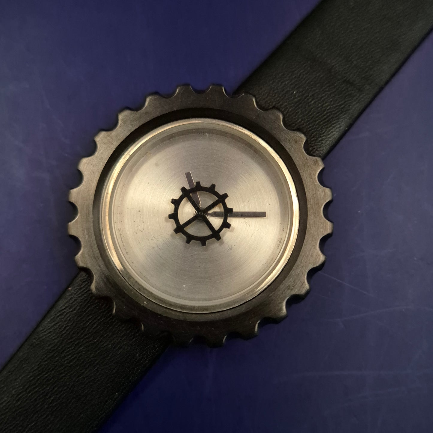 Avantgardistische Zahnrad Motiv Herren Uhr – Industrial Design mit Lederband