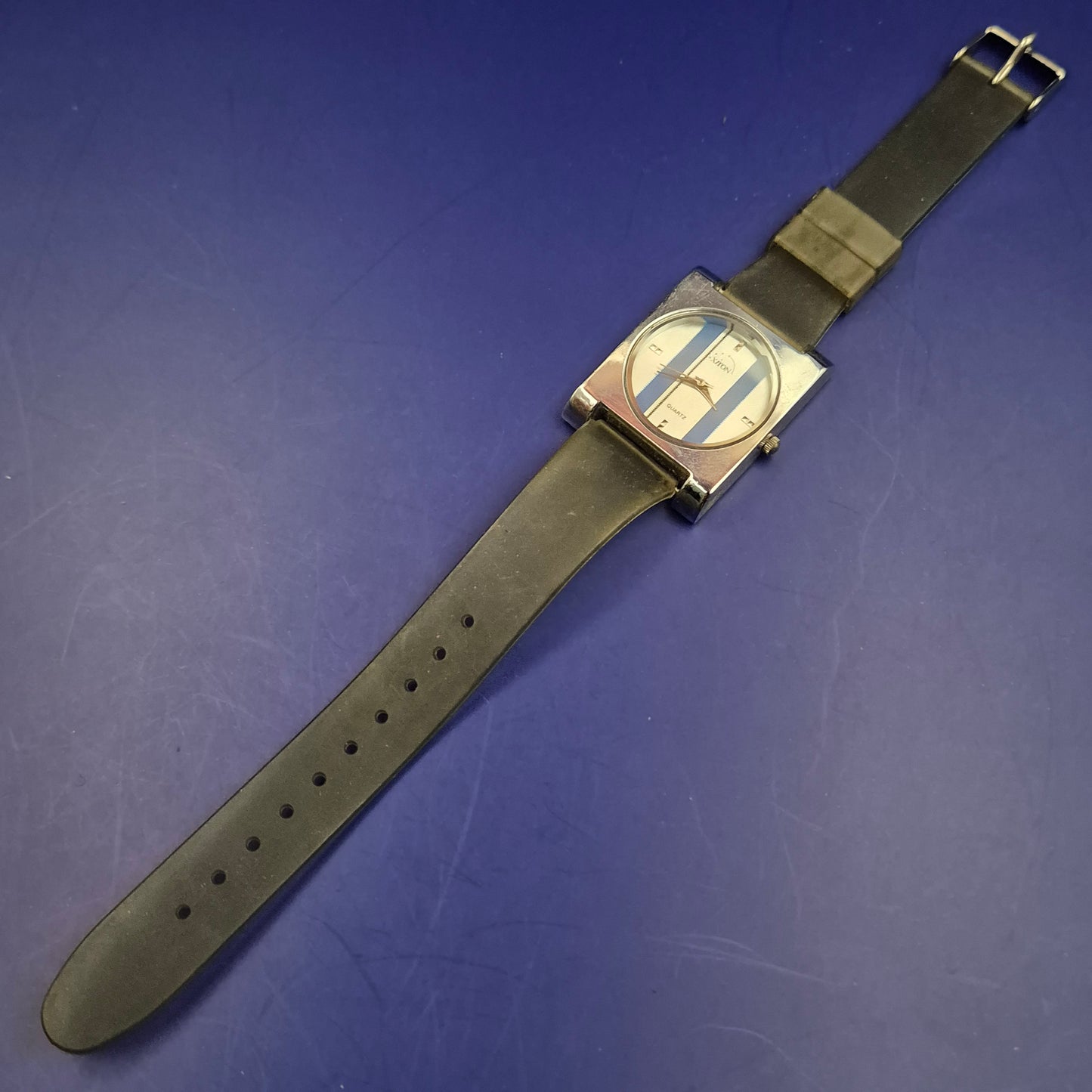 Moderne XITON Herren Uhr – Quadratisches Design mit markanten Streifen