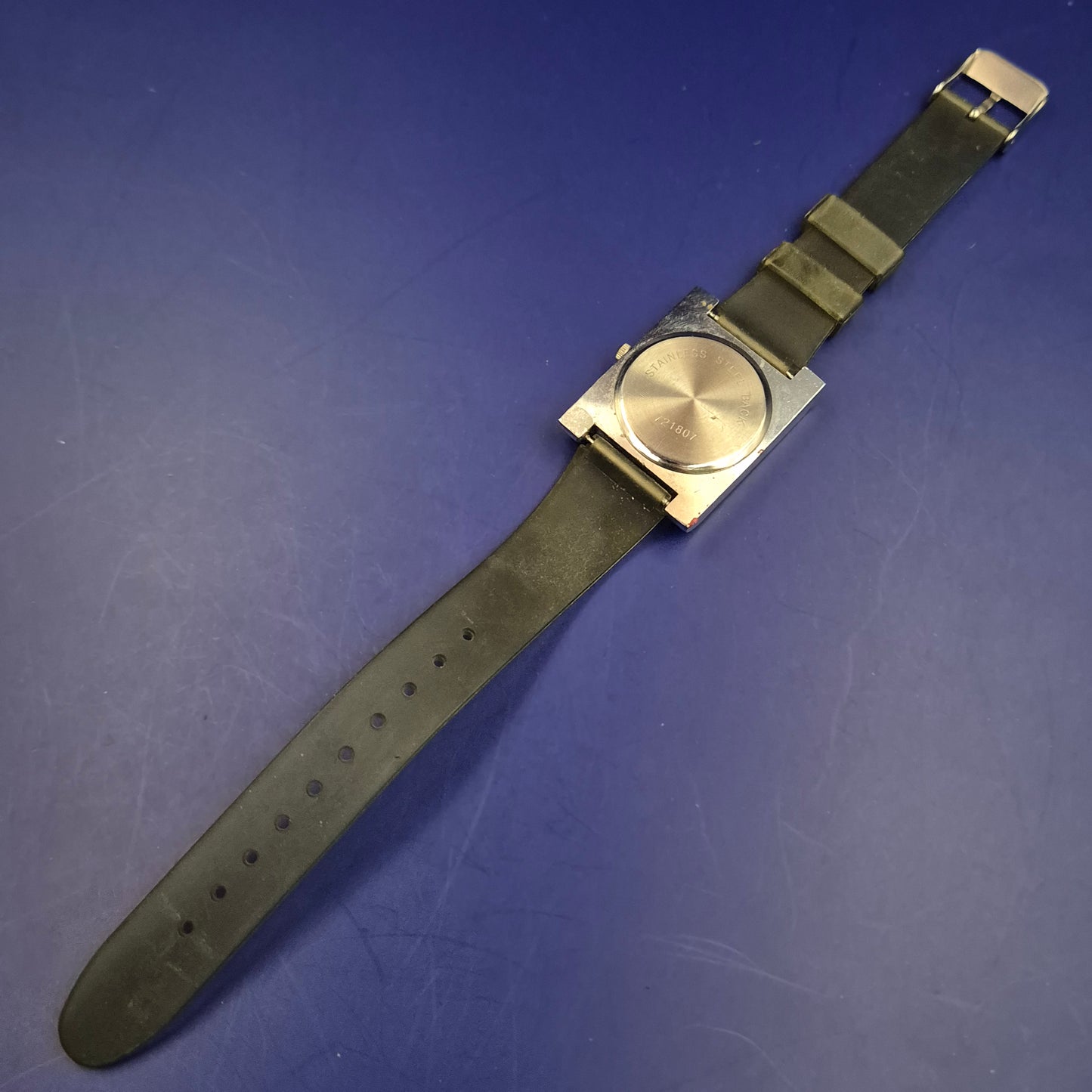 Moderne XITON Herren Uhr – Quadratisches Design mit markanten Streifen