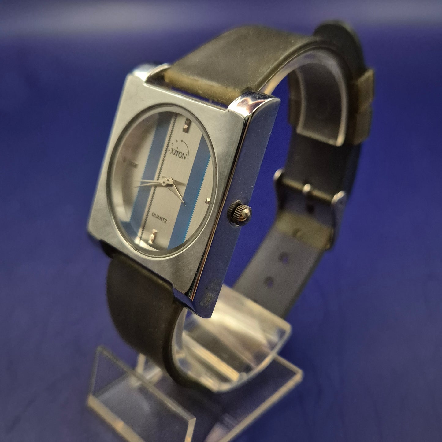 Moderne XITON Herren Uhr – Quadratisches Design mit markanten Streifen