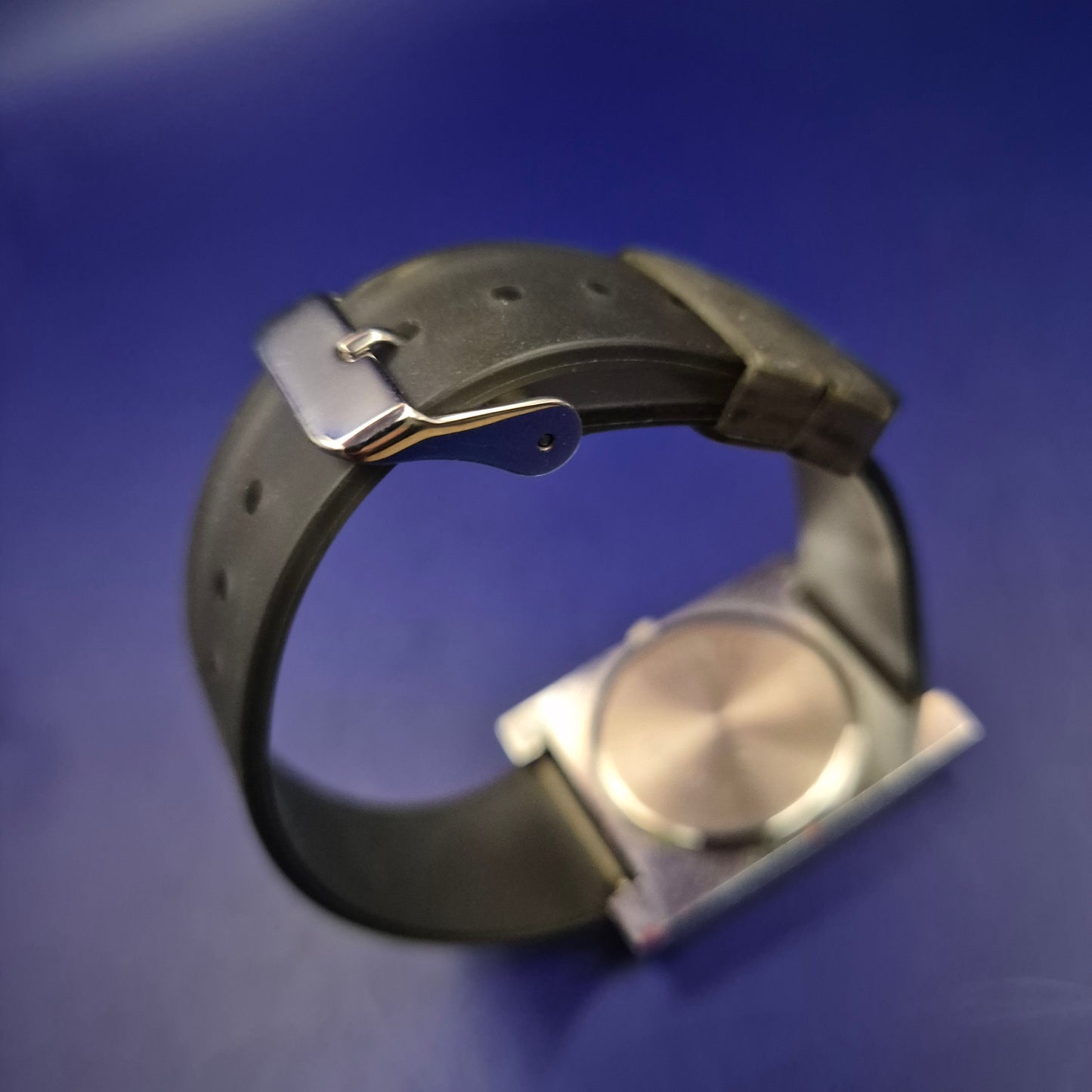 Moderne XITON Herren Uhr – Quadratisches Design mit markanten Streifen