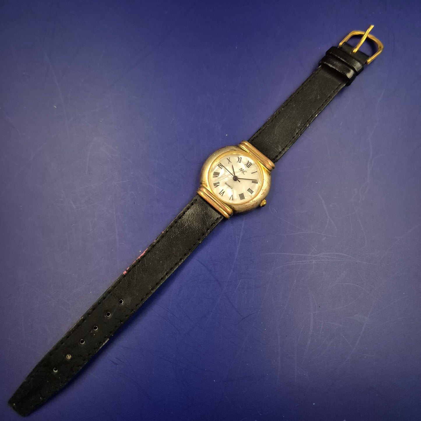 Klassische MC Damen Uhr – Edles Perlmutt-Design mit römischen Ziffern