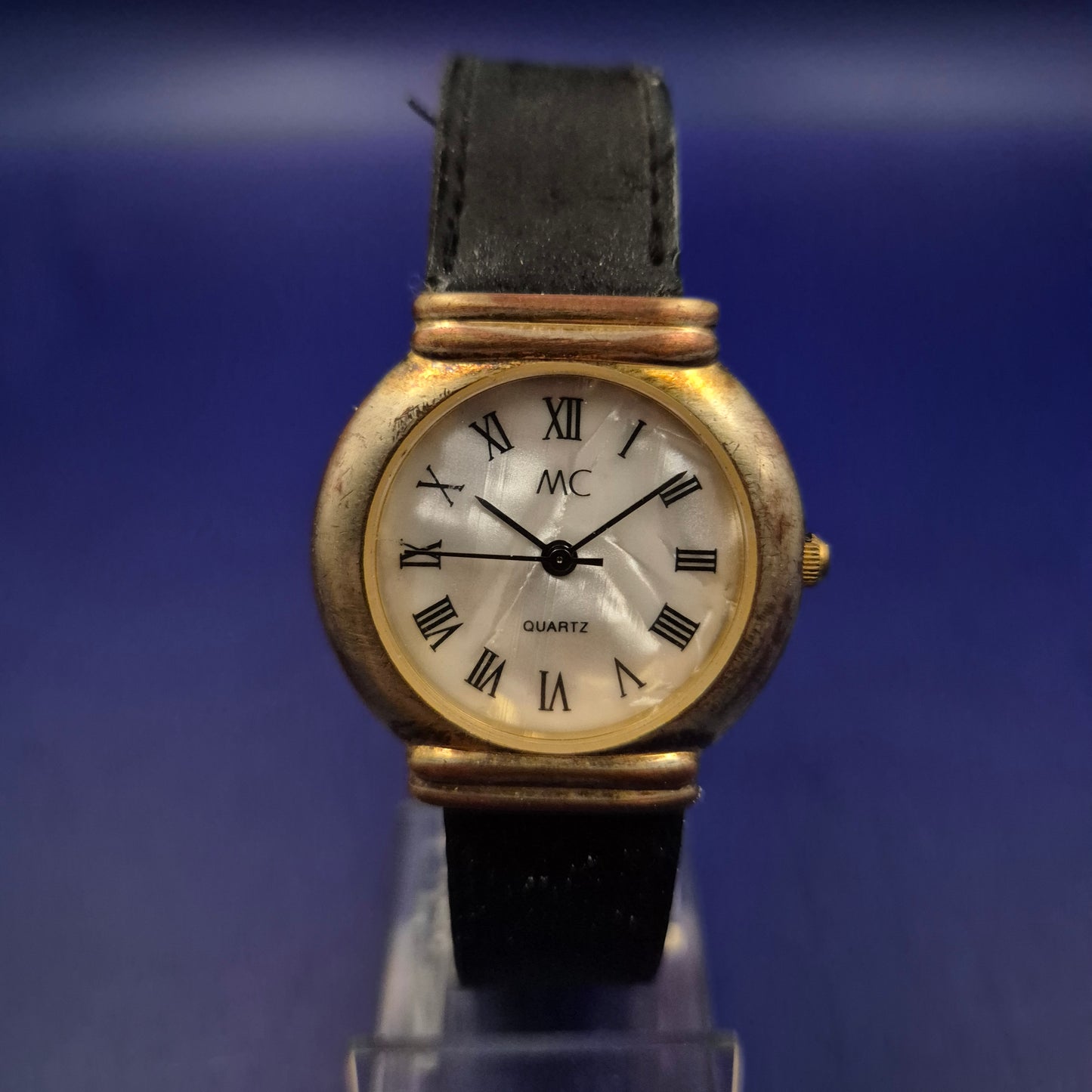 Klassische MC Damen Uhr – Edles Perlmutt-Design mit römischen Ziffern