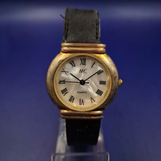 Klassische MC Damen Uhr – Edles Perlmutt-Design mit römischen Ziffern
