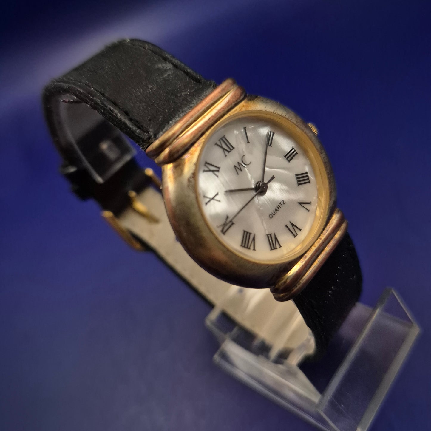 Klassische MC Damen Uhr – Edles Perlmutt-Design mit römischen Ziffern
