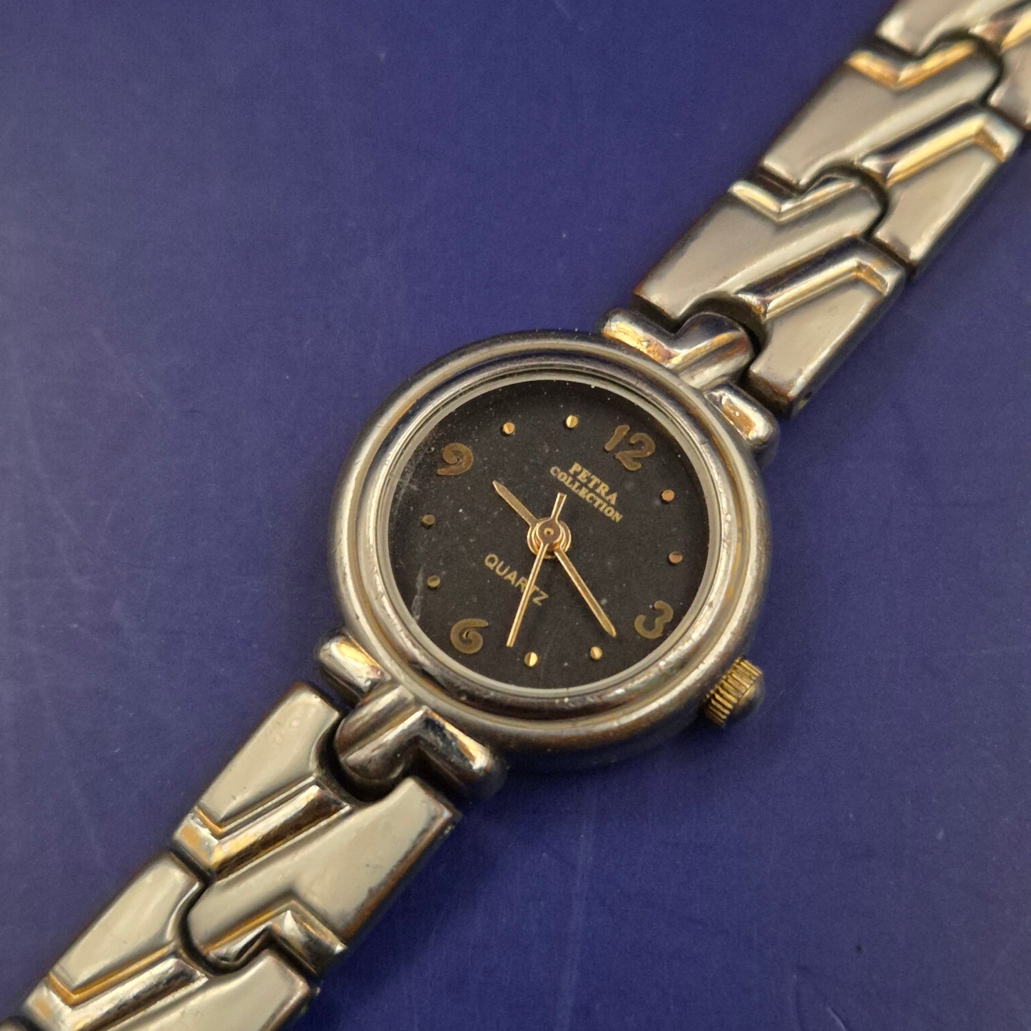 Zierliche Petra Collection Damen Uhr – Bicolor-Design mit schwarzem Zifferblatt