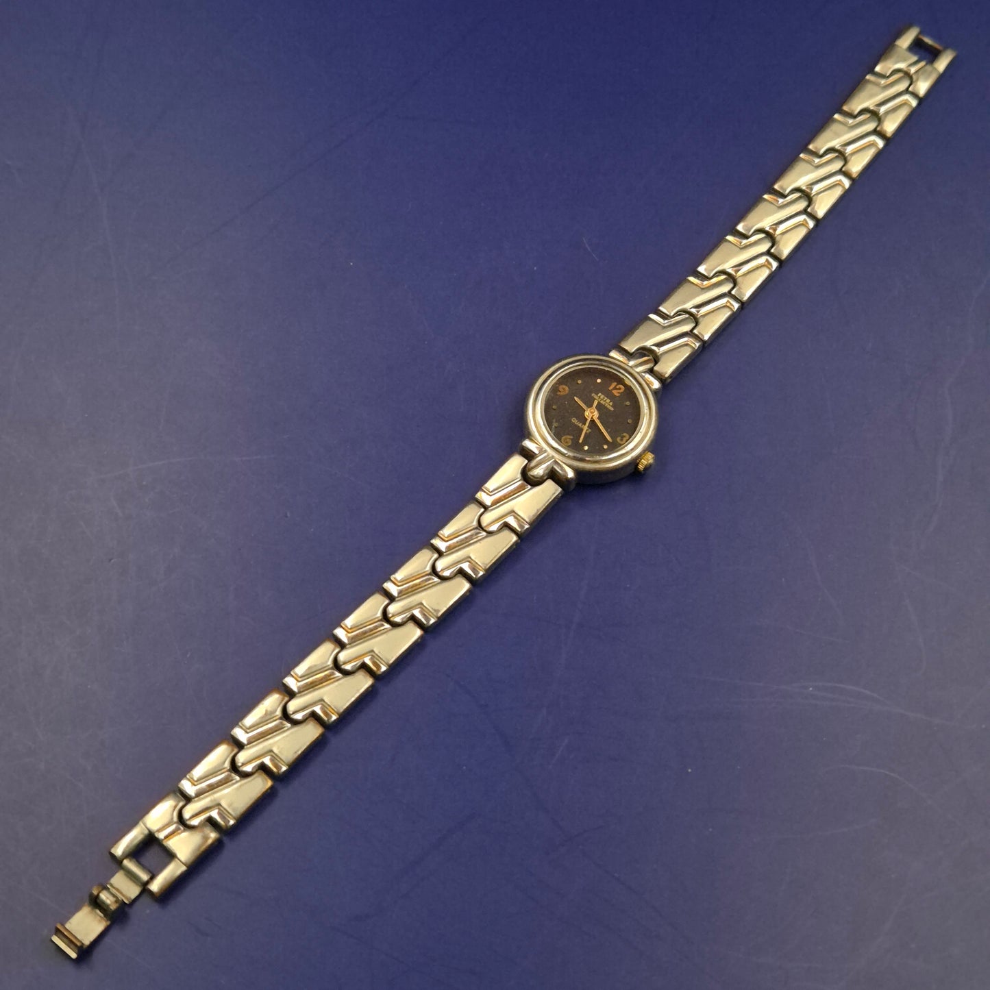 Zierliche Petra Collection Damen Uhr – Bicolor-Design mit schwarzem Zifferblatt