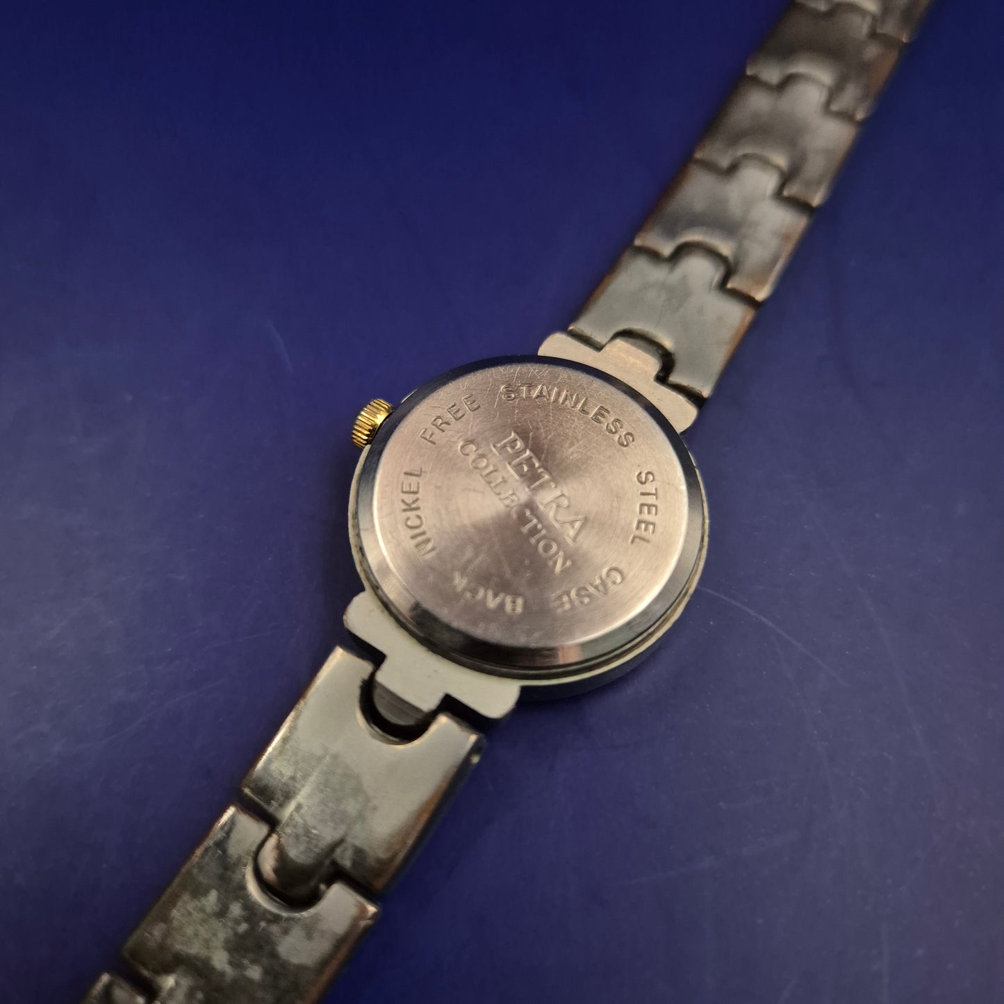 Zierliche Petra Collection Damen Uhr – Bicolor-Design mit schwarzem Zifferblatt